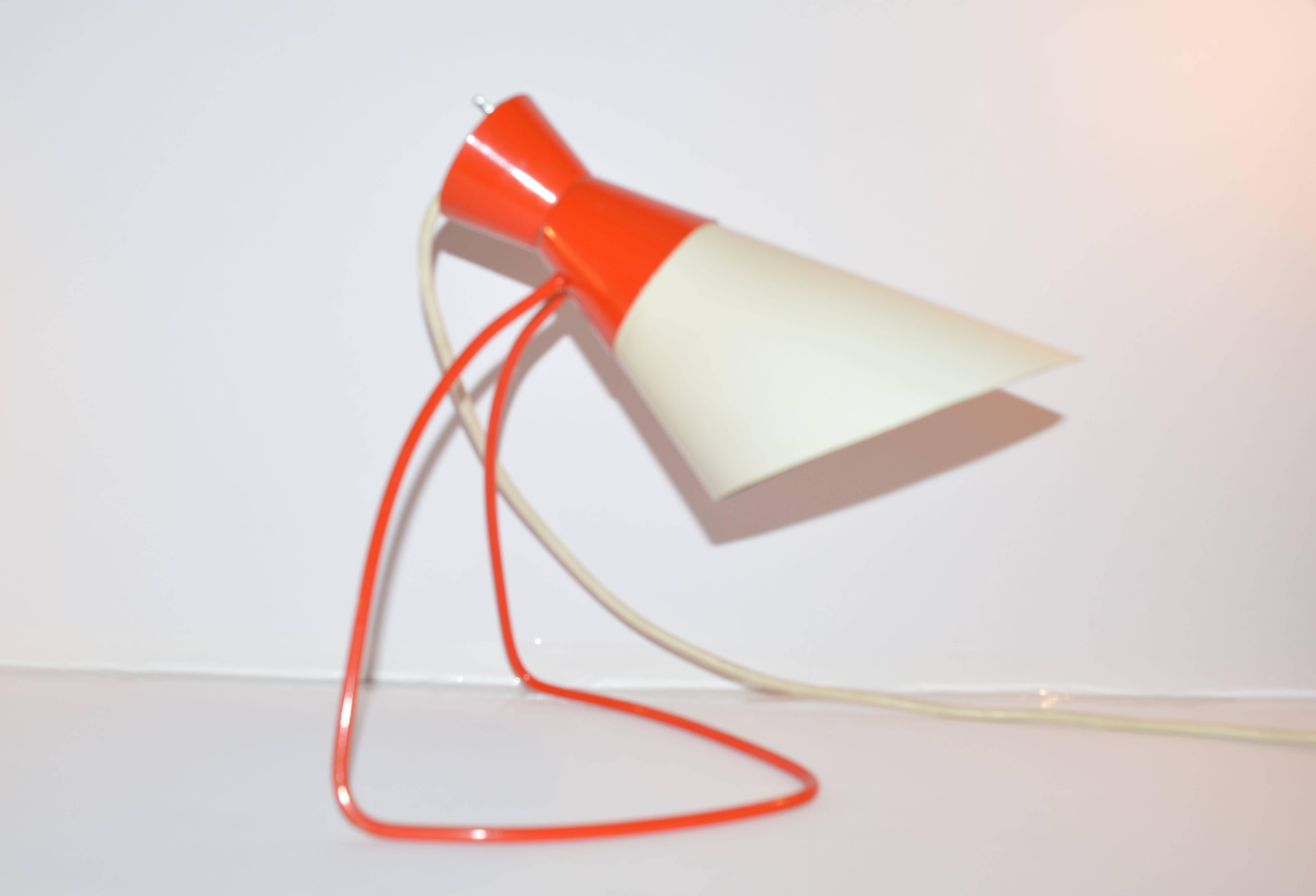 Napako produced this Mid-Century red and white table lamp in 1958. It is made out of steel and was designed by Josef Hurka. Very good original condition.