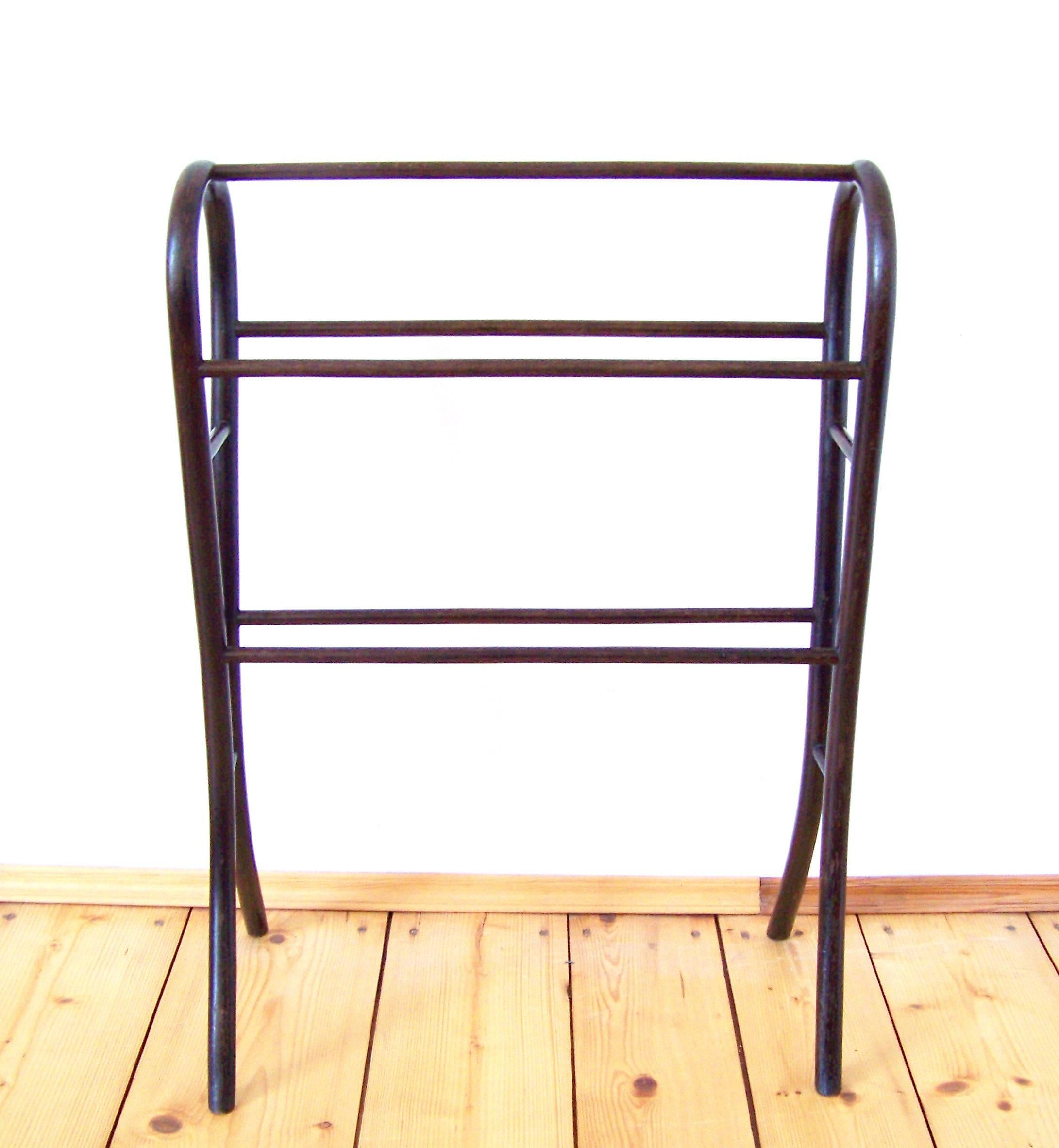 Viennese towel rack Thonet Nr. 6575 was included in the production program of the company Gebrüder Thonet in 1904. Original state.