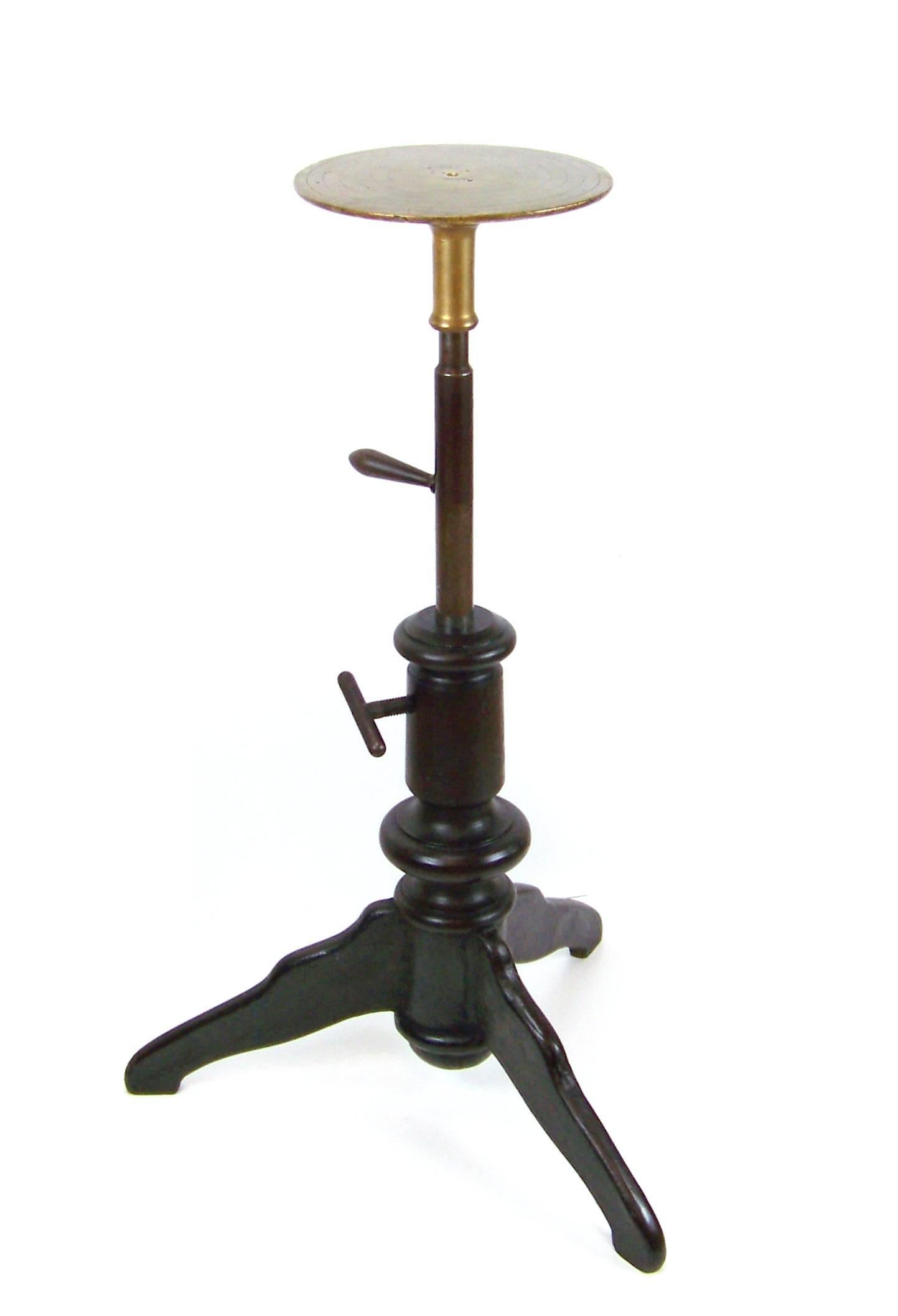 Big pedestal for painting on plastic objects. Weight 25kg. Measures: High 62-92cm.
 