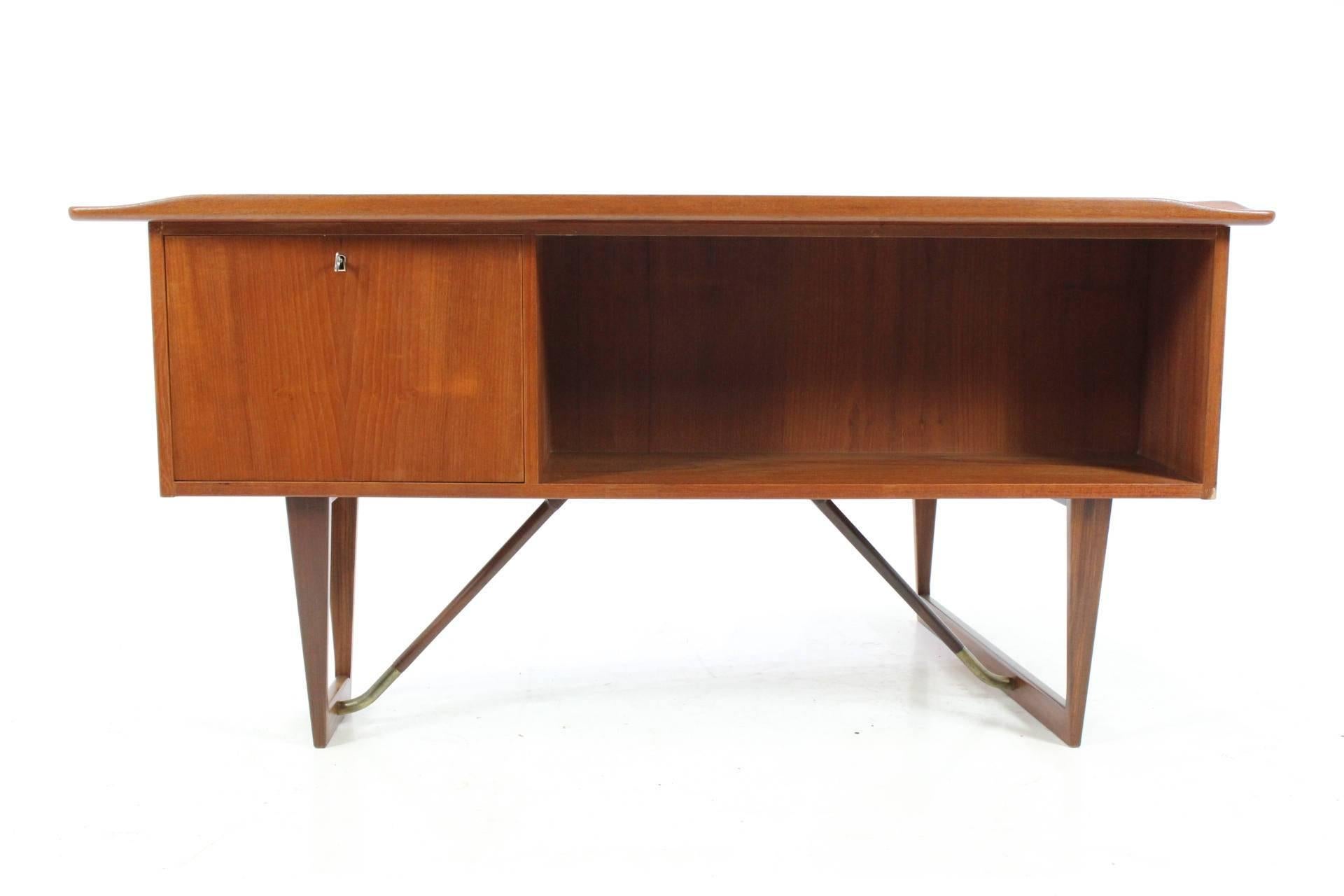 Mid-Century Danish teak writing desk by Peter Løvig Nielsen
1960s
Boomerang shaped
The item was carefully restored.