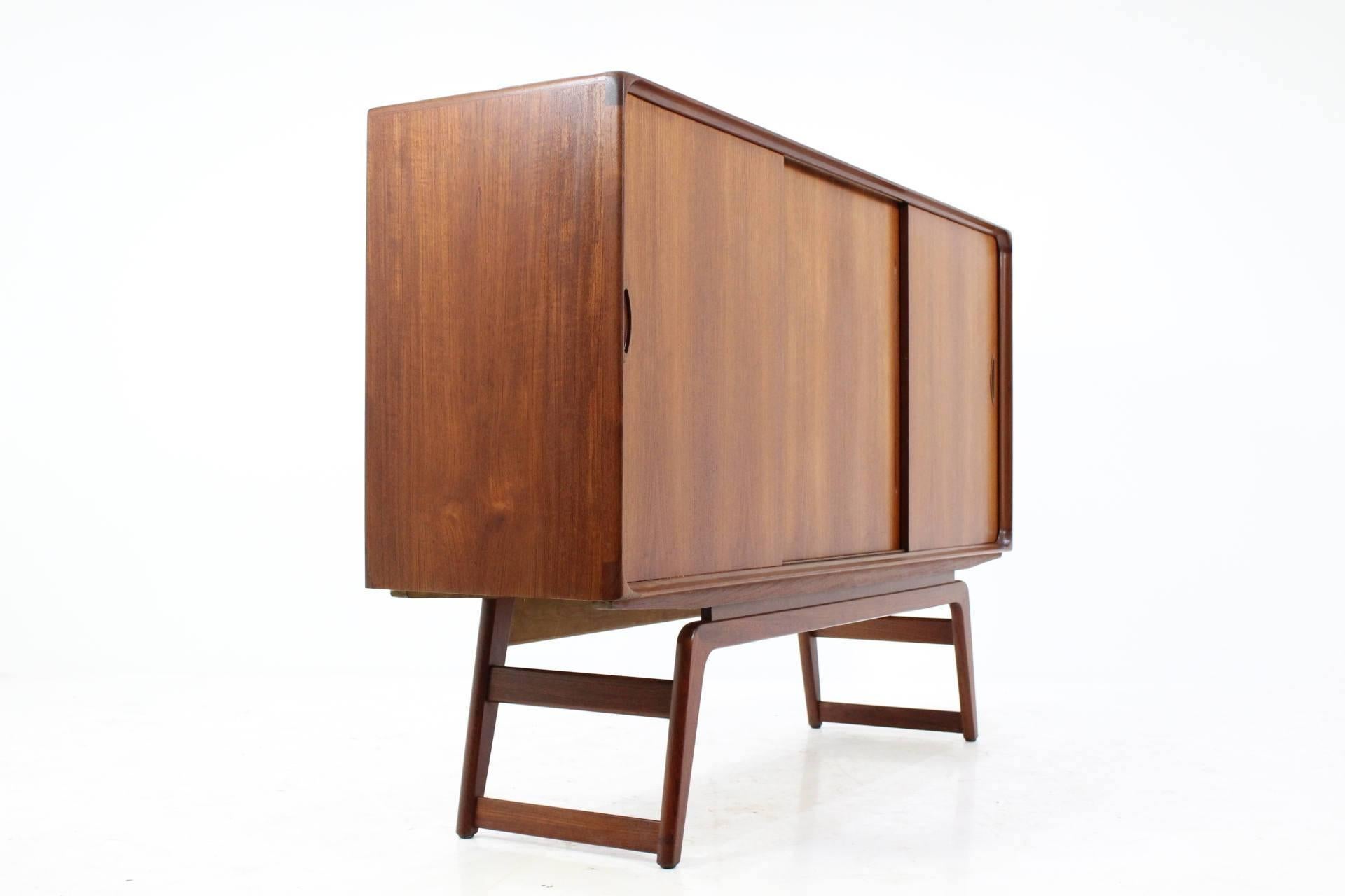 The sideboard features organic shaped legs base and finely crafted Danish details with rounded corners. The sideboard was carefully restored. On the top desk are two visible scratches (see photo).