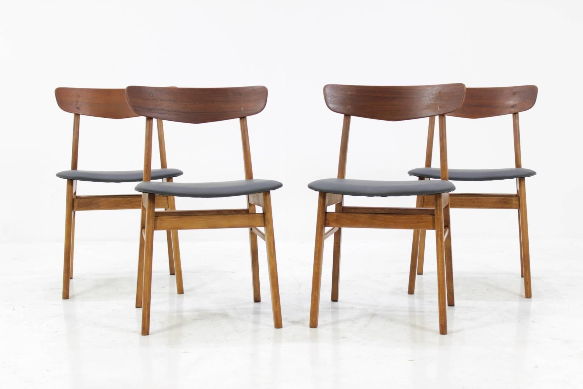 The frame of each one is made from stained beechwood and backrest from plywood with teak veneer. These chairs were newly upholstered with anthracite leather upholstery.