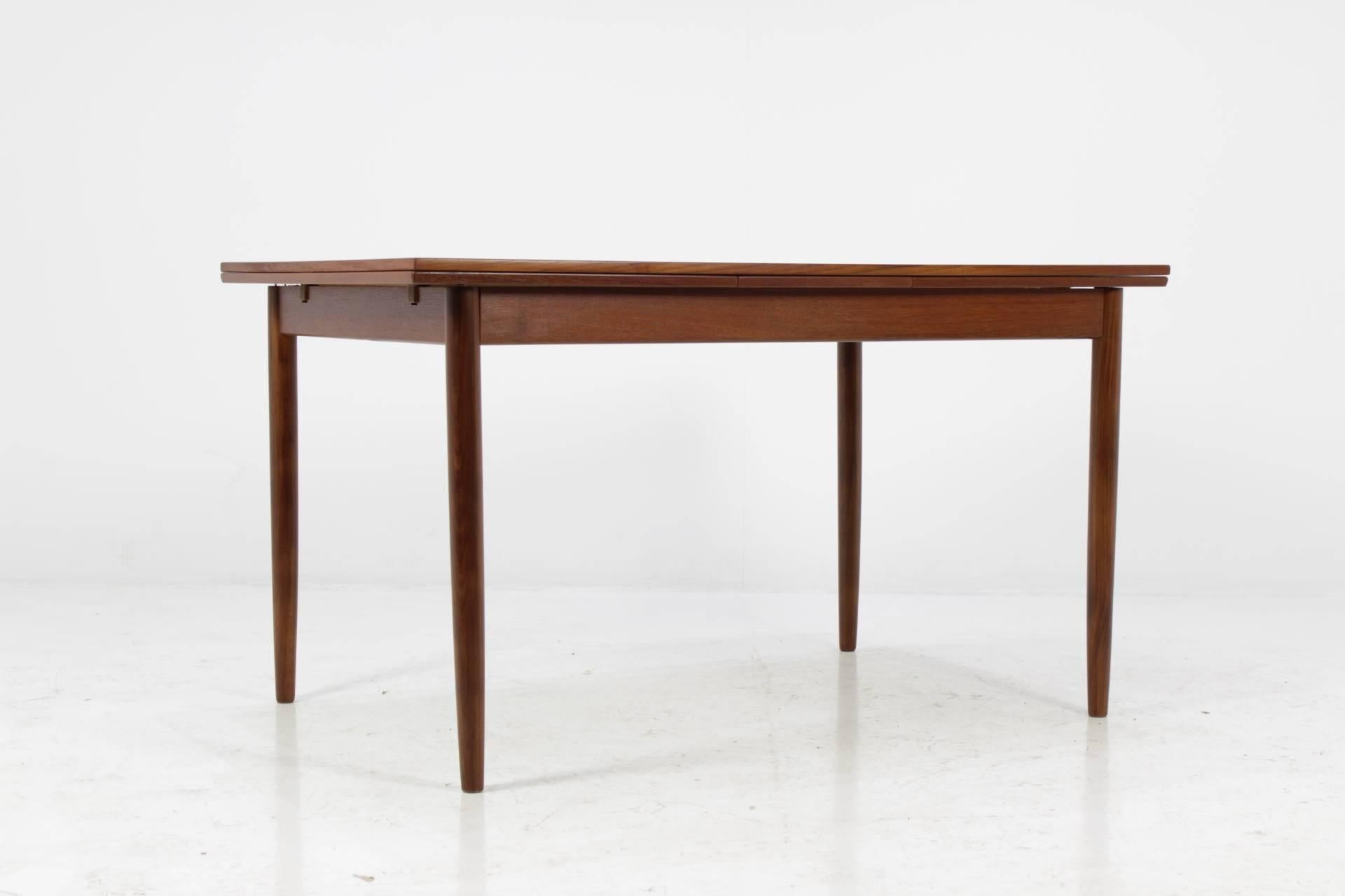 Mid-Century Danish Teak Extendable Dining Table In Good Condition In Praha, CZ