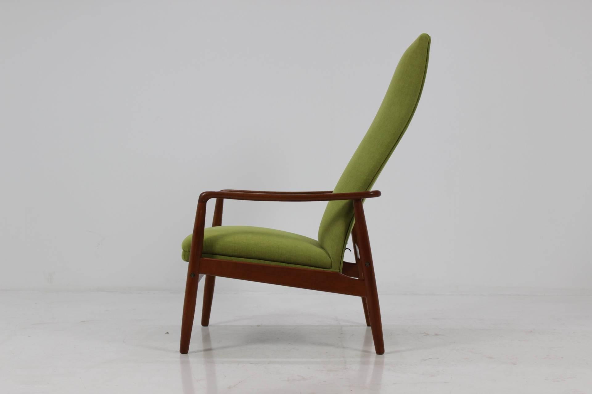 Teak framed reclining lounge chair designed by Søren Ladefoged for SL Møbler, Denmark, 1960s. The item was carefully restored and newly upholstered with fabric upholstery.