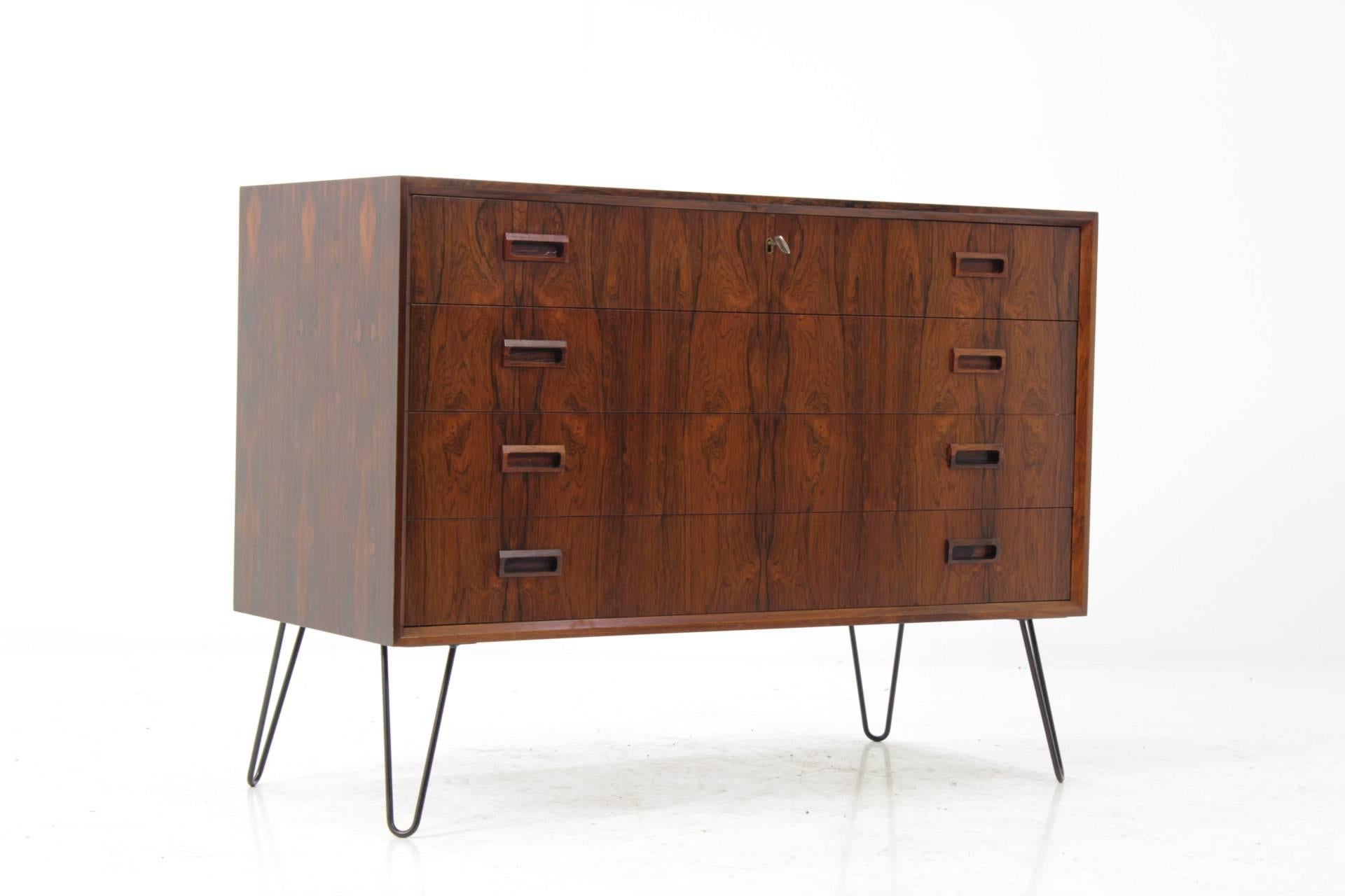 This commode features four drawers. The hairpin iron legs were added afterwards. The item was carefully restored.
