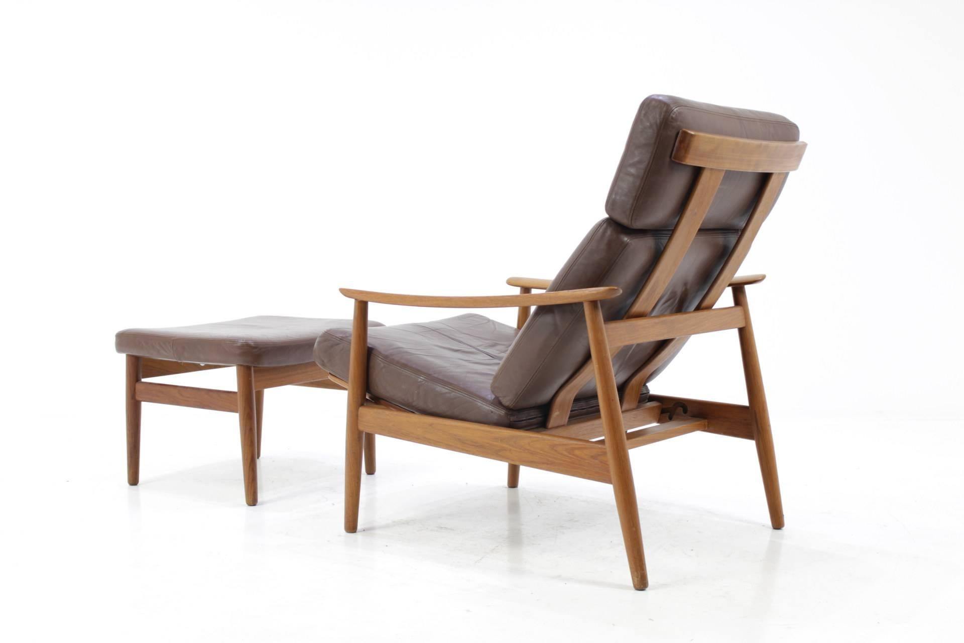 Arne Vodder easy chair and footstool model FD 164. The chair reclines in 3 positions which provides optimal seating comfort. Manufactured and labeled by France & Son. Both items are in very good original condition with slightly patinated leather