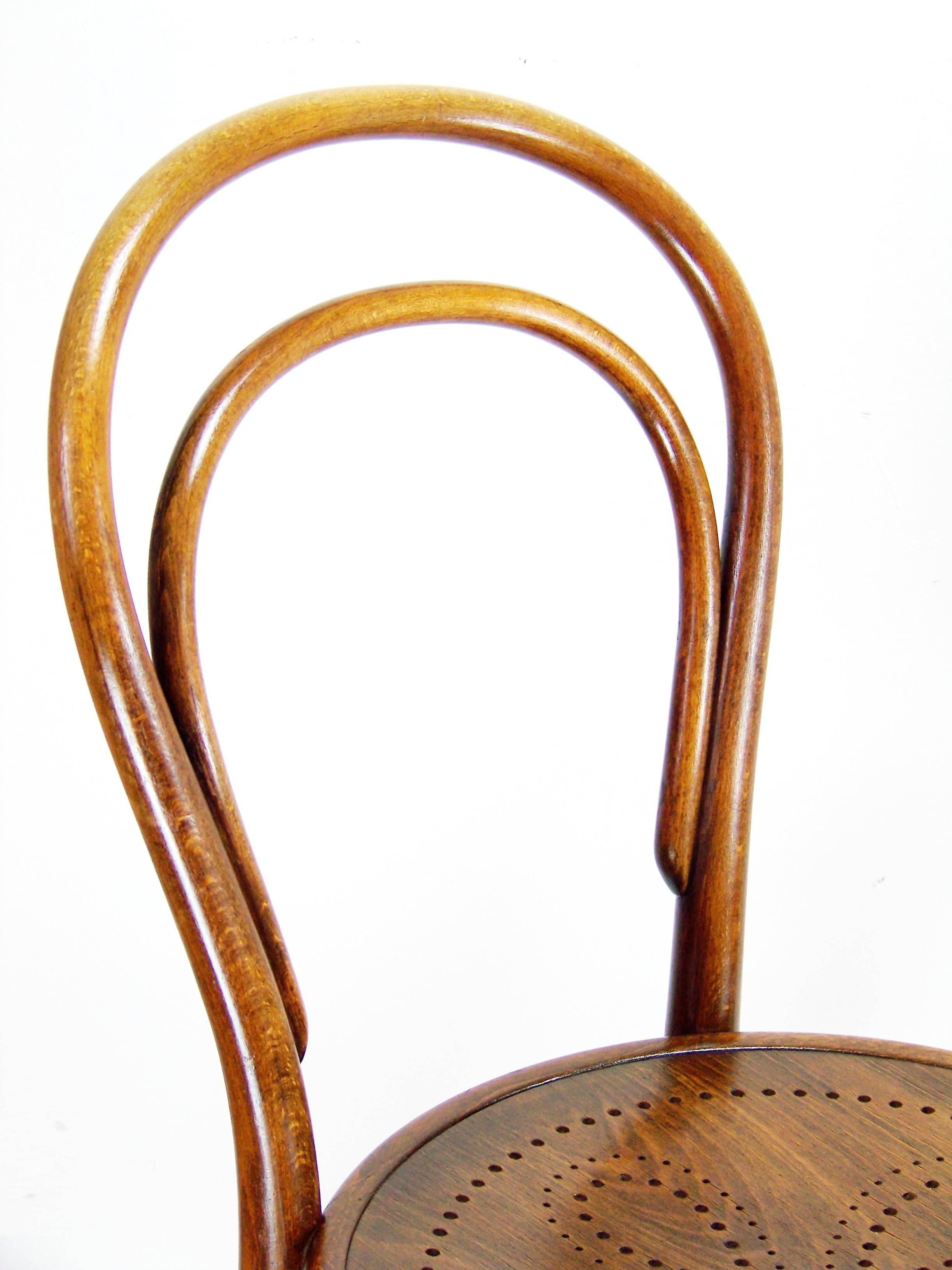 Beech Pair of Viennese Chair Thonet Nr.14, circa 1900