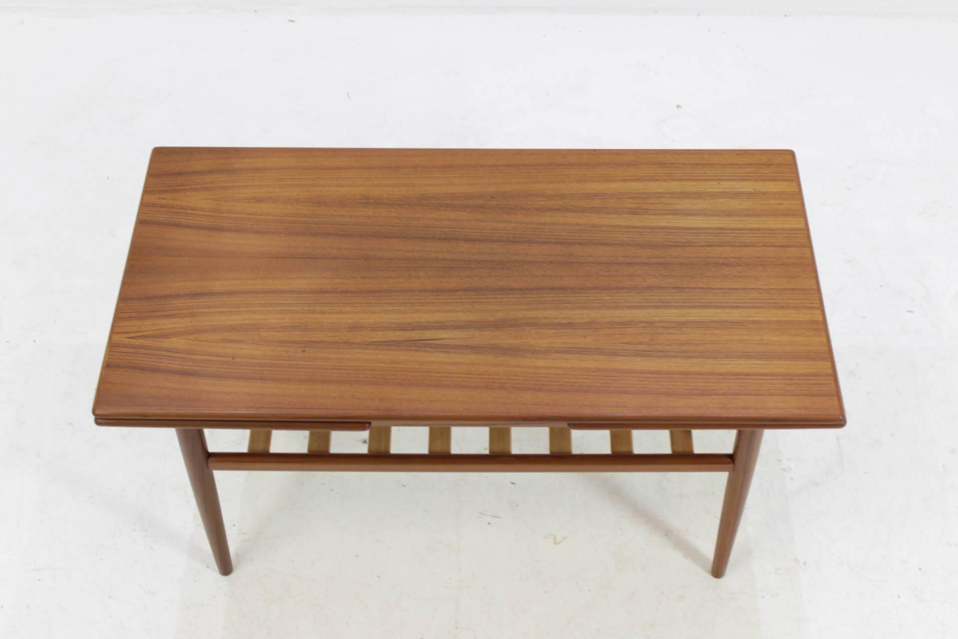 1960 Danish Extendable Coffee Table In Excellent Condition In Praha, CZ
