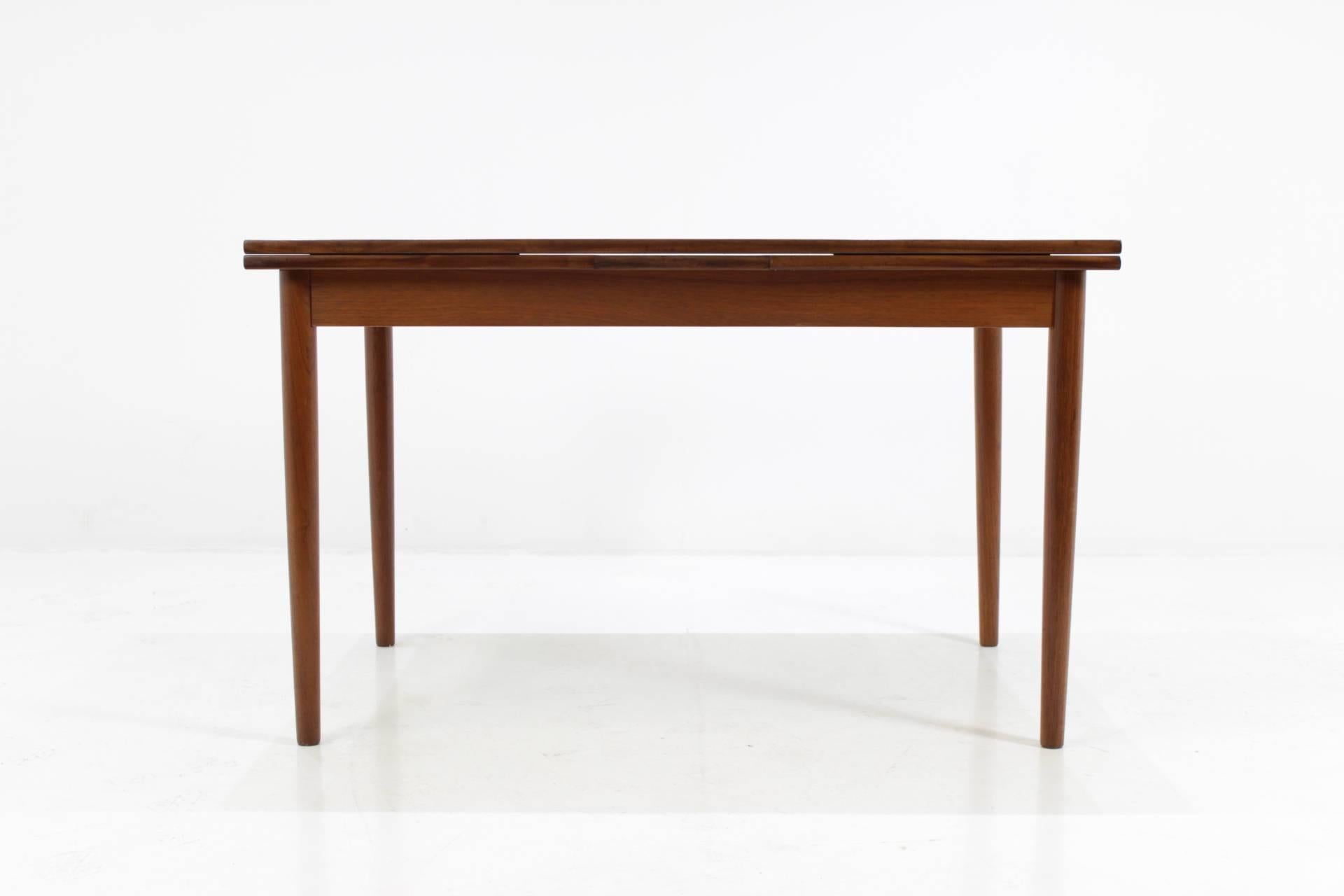 This table is made of teak wood and teak veneer. Can be extended up to 216cm.This item was carefully restored.