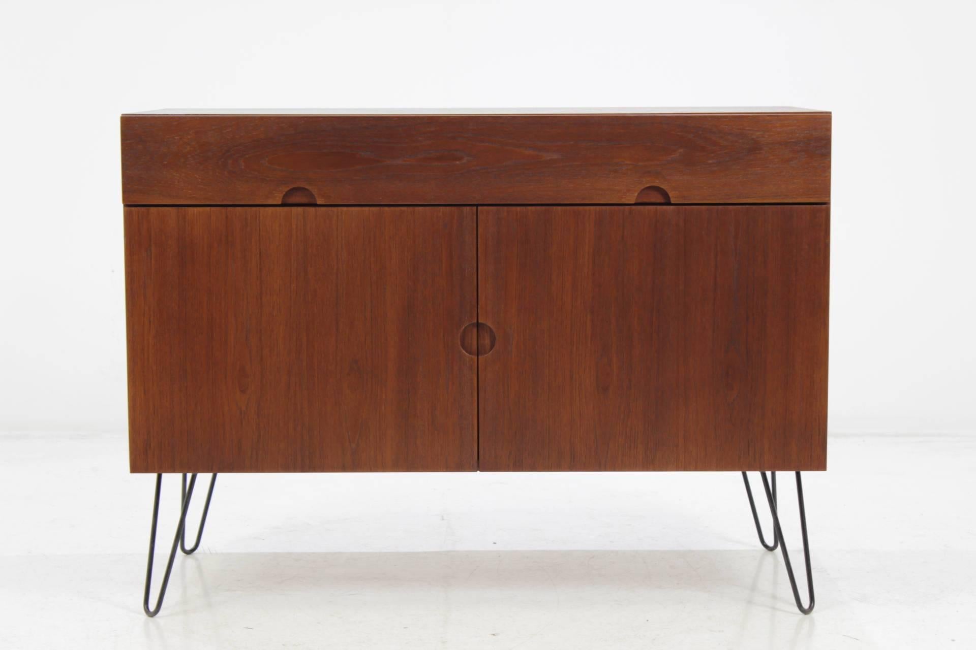 This item was carefully restored.The hairpin iron legs were added afterwards.