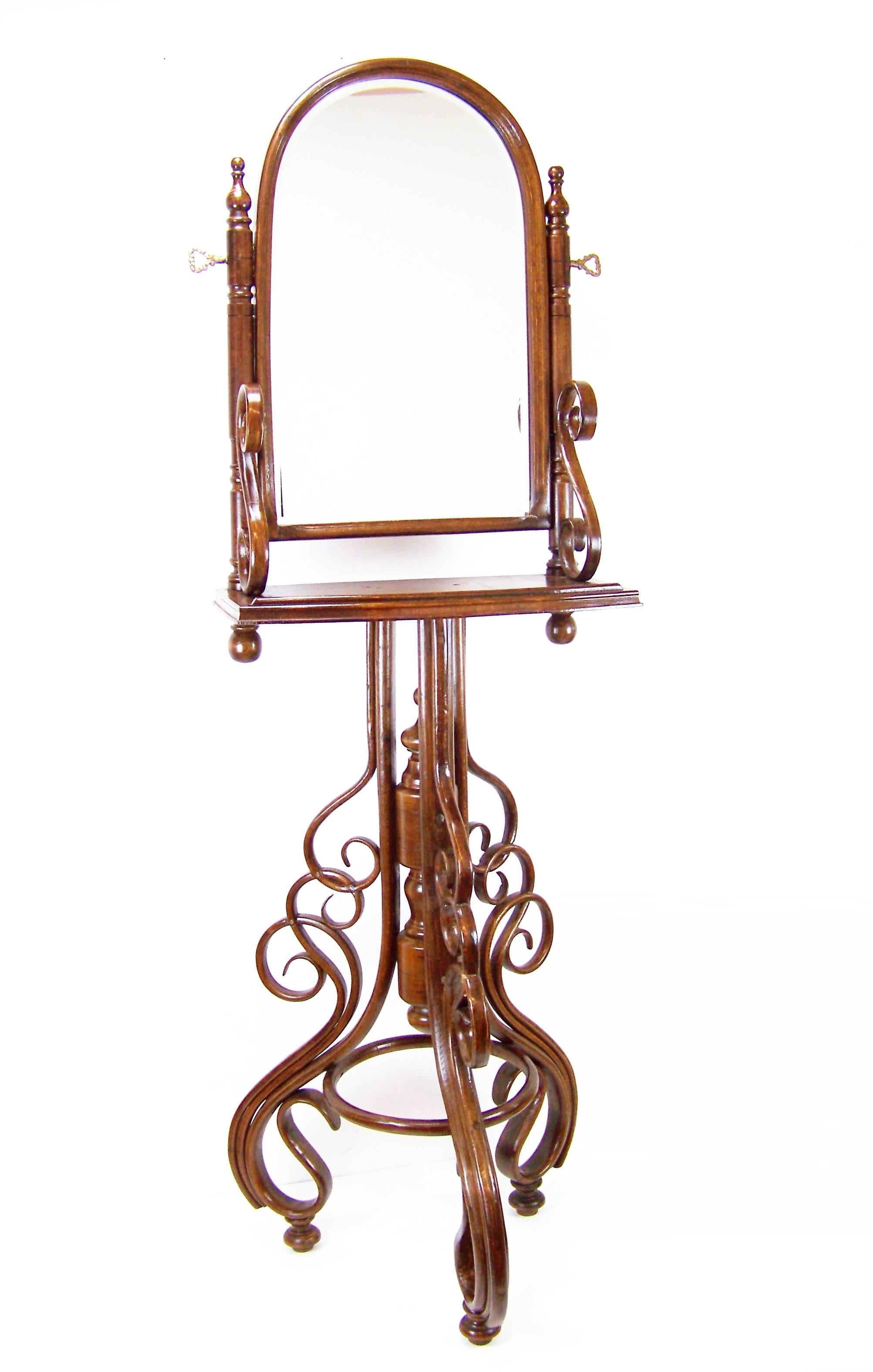 Dressing Table in the Style of Thonet, circa 1880 In Good Condition In Praha, CZ