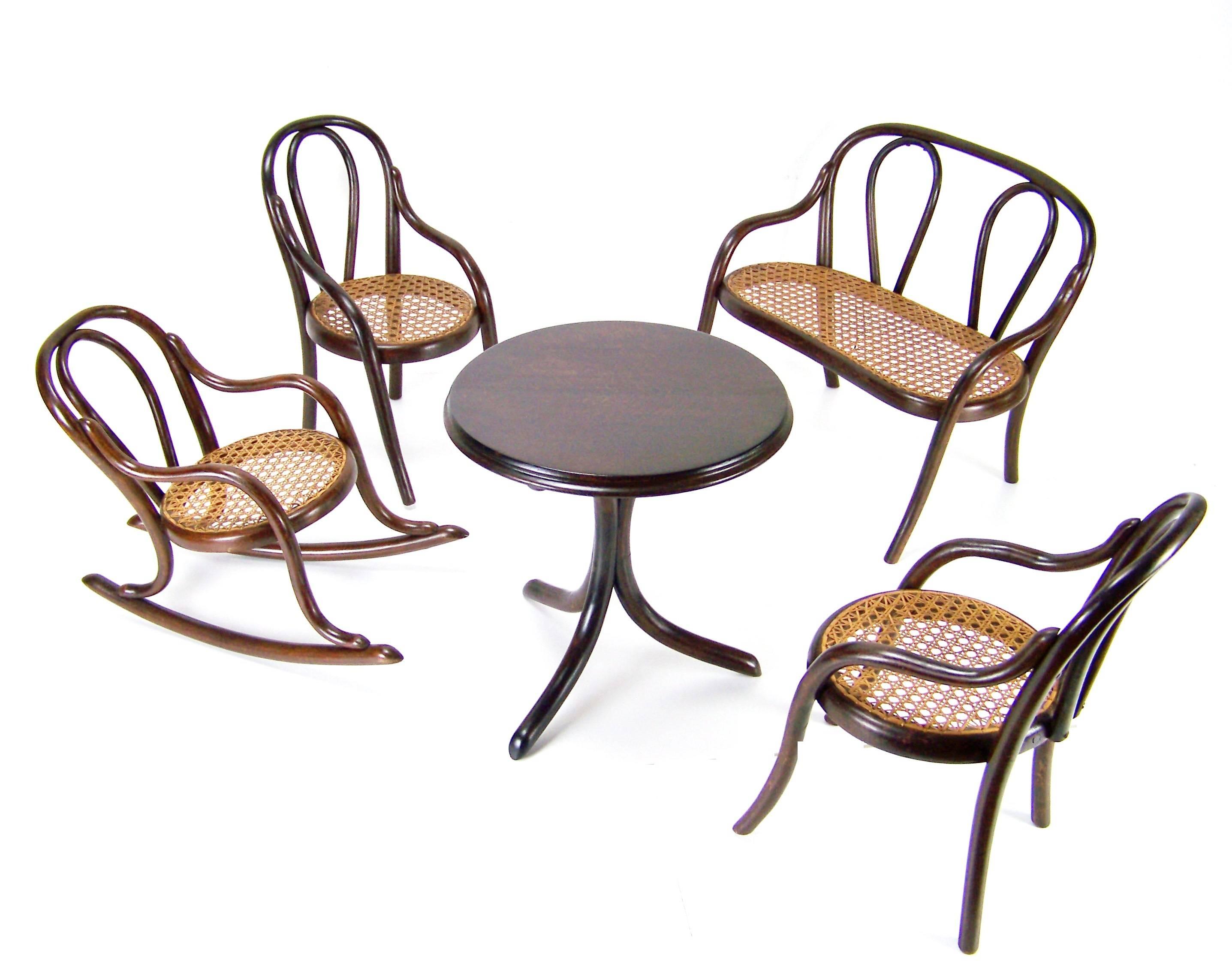 Manufactured in Austria by the Gebrüder Thonet company. In the production program was included around the year 1890. Newly restored.