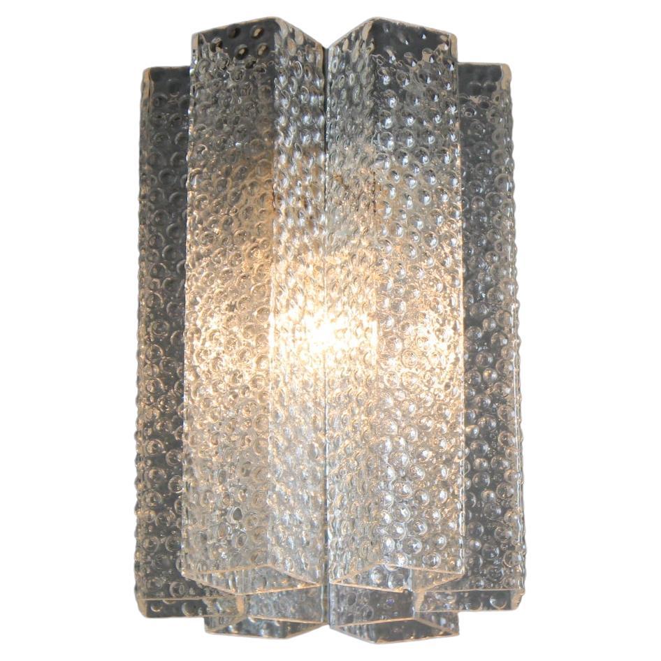 L'objet est en métal et en verre. Le diamètre des abat-jour est de 40 x 7,5 cm. Fonctionnel, en très bon état et d'origine.