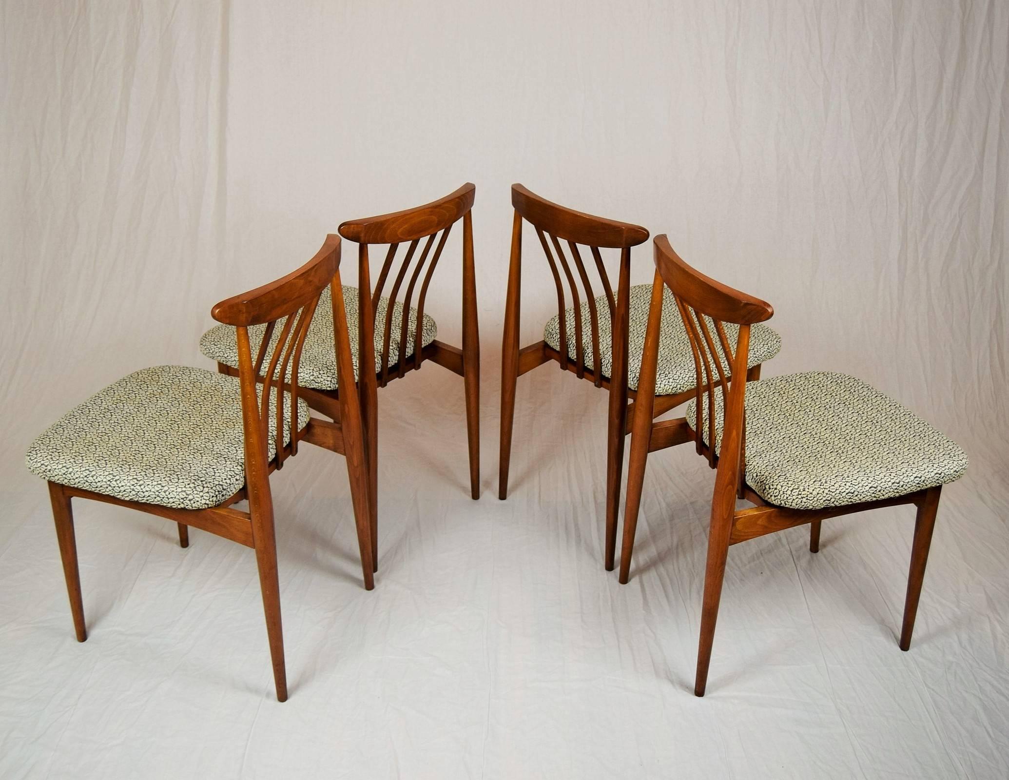 1960, Satz von vier originalen gepolsterten Esszimmerstühlen im Zustand „Gut“ im Angebot in Praha, CZ