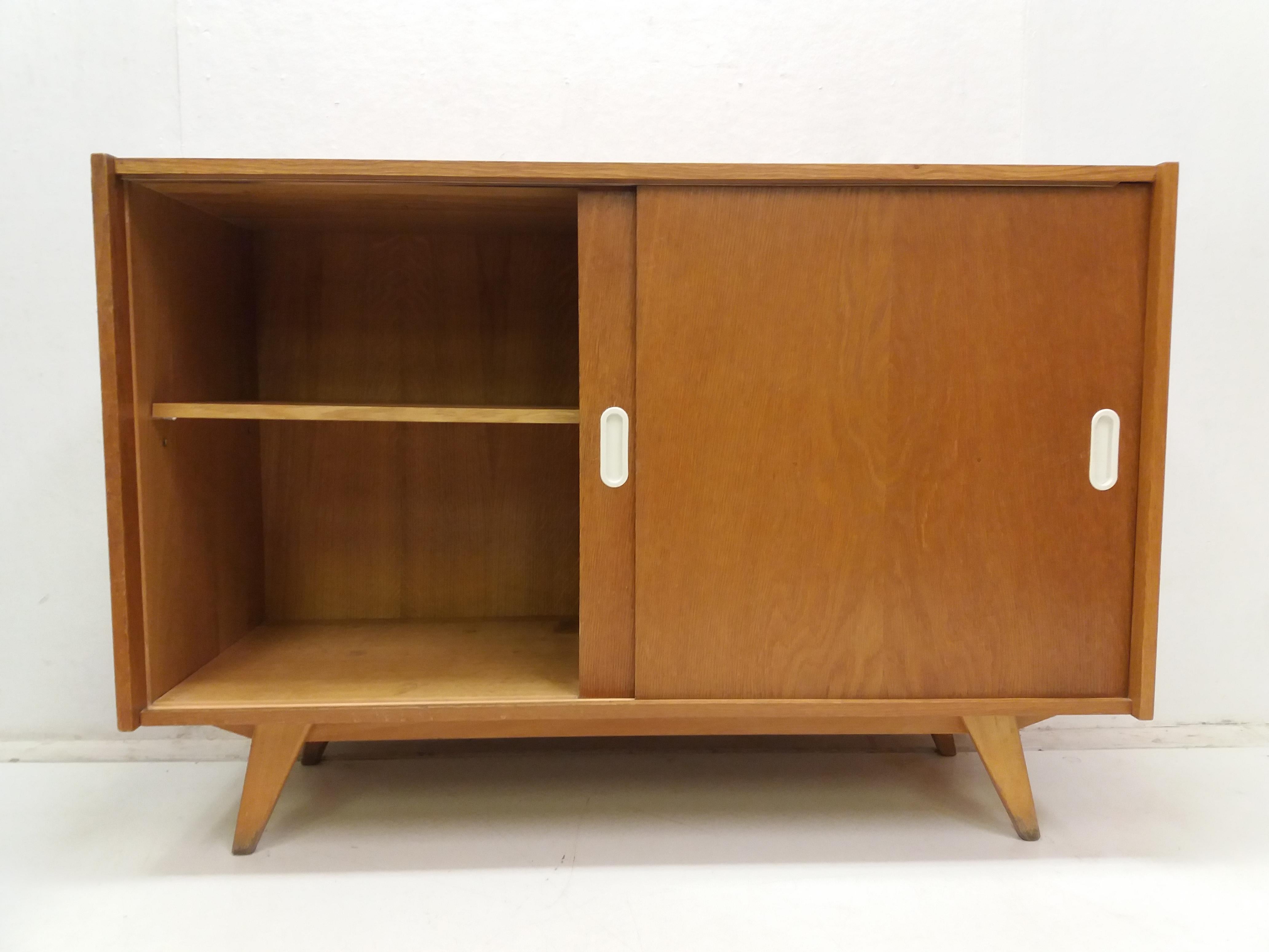 1960 Retro Oak Chest of Drawers Jiroutek, Czechoslovakia In Good Condition For Sale In Praha, CZ