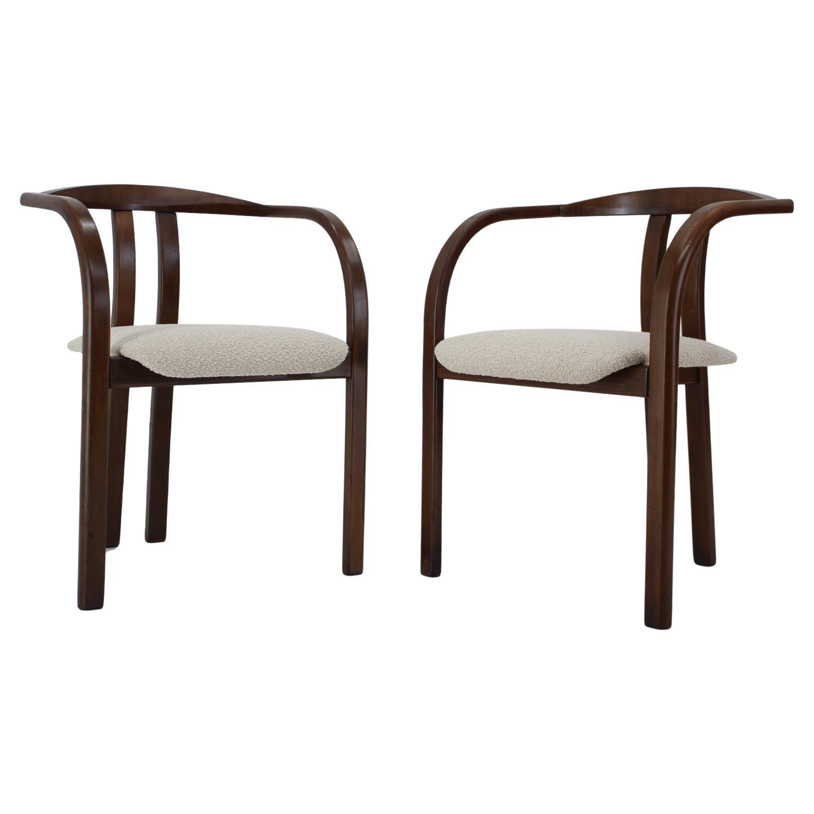 - Made in Czechoslovakia.
- Newly upholstered.
- Wooden parts with minor signs of use.
- Measures: height of seat 42 cm.
- Cream white color.