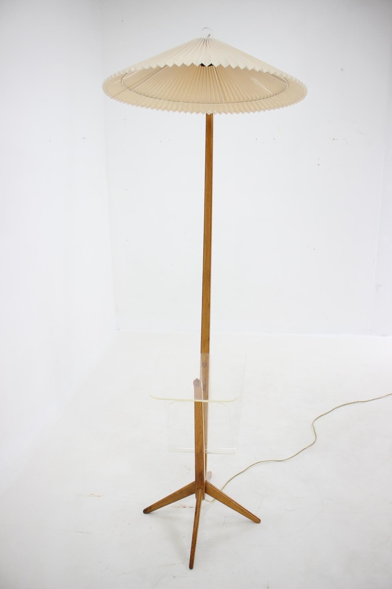 1970s Oak Floor Lamp by Uluv, Czechoslovakia In Good Condition For Sale In Praha, CZ