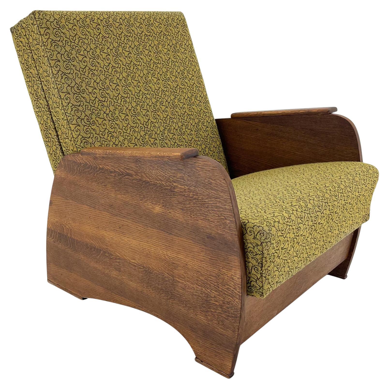 Vintage-Sessel, der in ein Bett umgewandelt werden kann.
Original-Stoffpolsterung in sehr gutem Vintage-Zustand.
Die Holzteile wurden sorgfältig aufgearbeitet. Ausgeklappt misst das Daybed 193 cm in der Länge.
