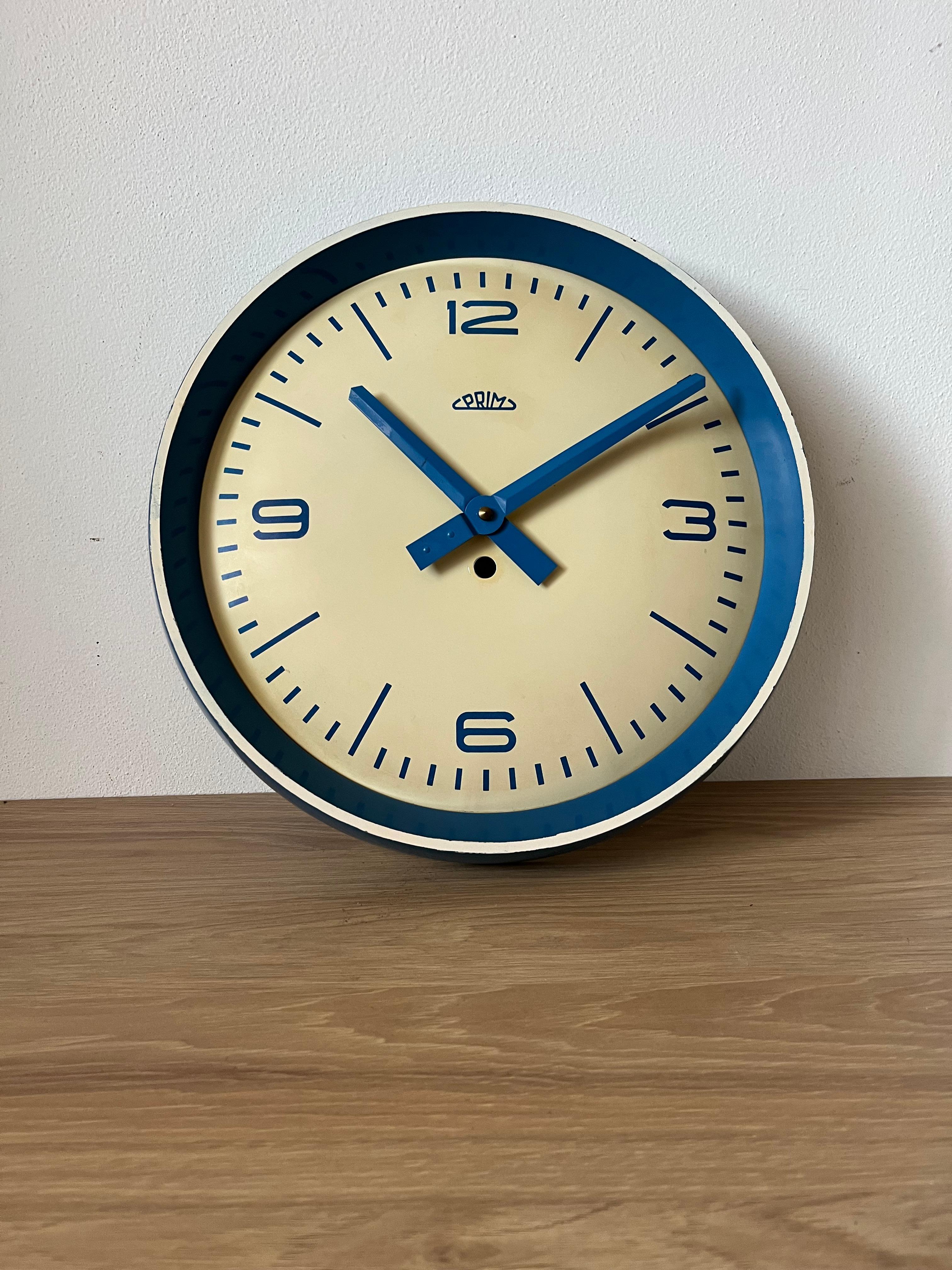 - very good original condition
- The Clock was converted to AA-Battery,but can also be delivered with the original chimes.
- The frame is from bakelite and dial and hands are from metal.
- size: Diameter-32cm, depth-4,5cm.


