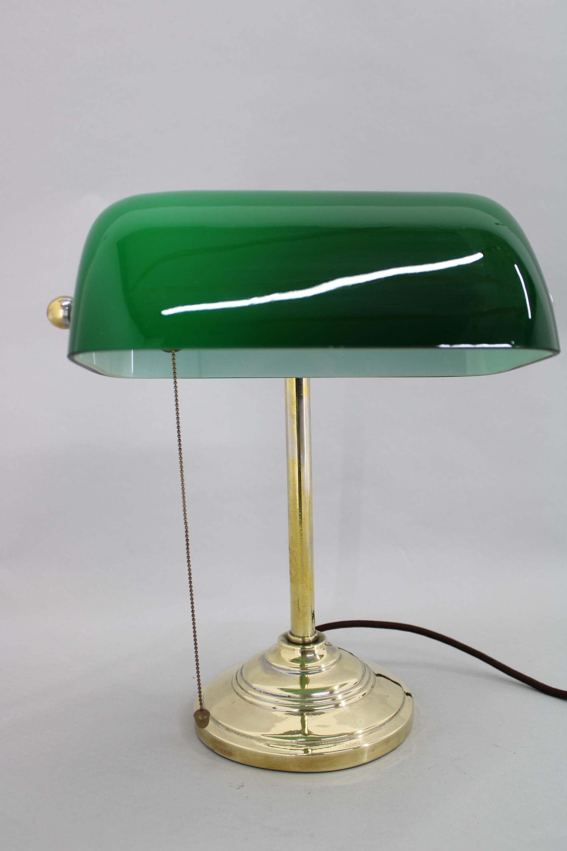 Art déco 1930s Art Deco Brass  Lampe de bureau de banquier avec abat-jour en verre, Tchécoslovaquie  en vente