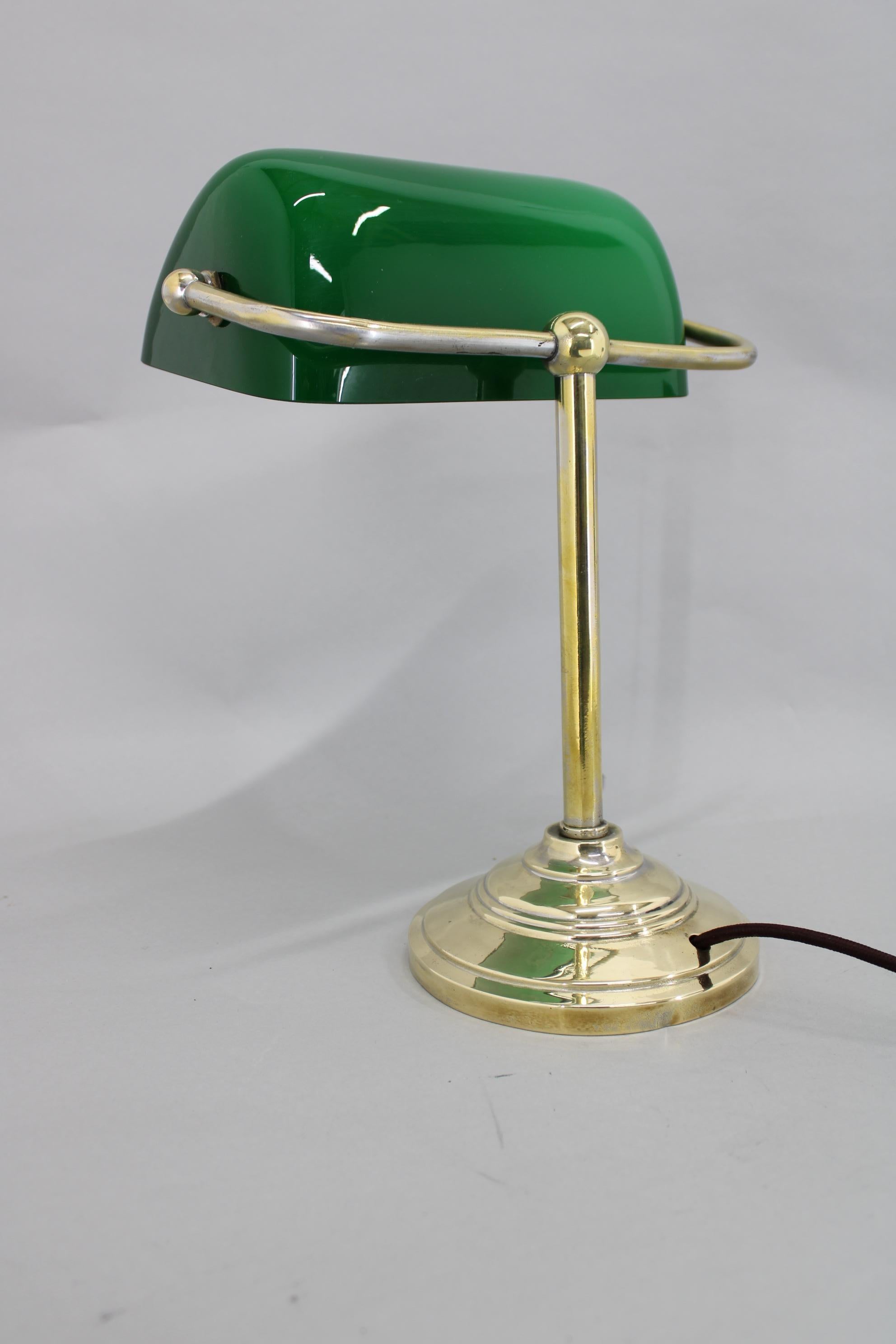 1930er Jahre Art Deco Messing  Banker-Tischlampe mit Glasschirm, Tschechoslowakei  (Mitte des 20. Jahrhunderts) im Angebot
