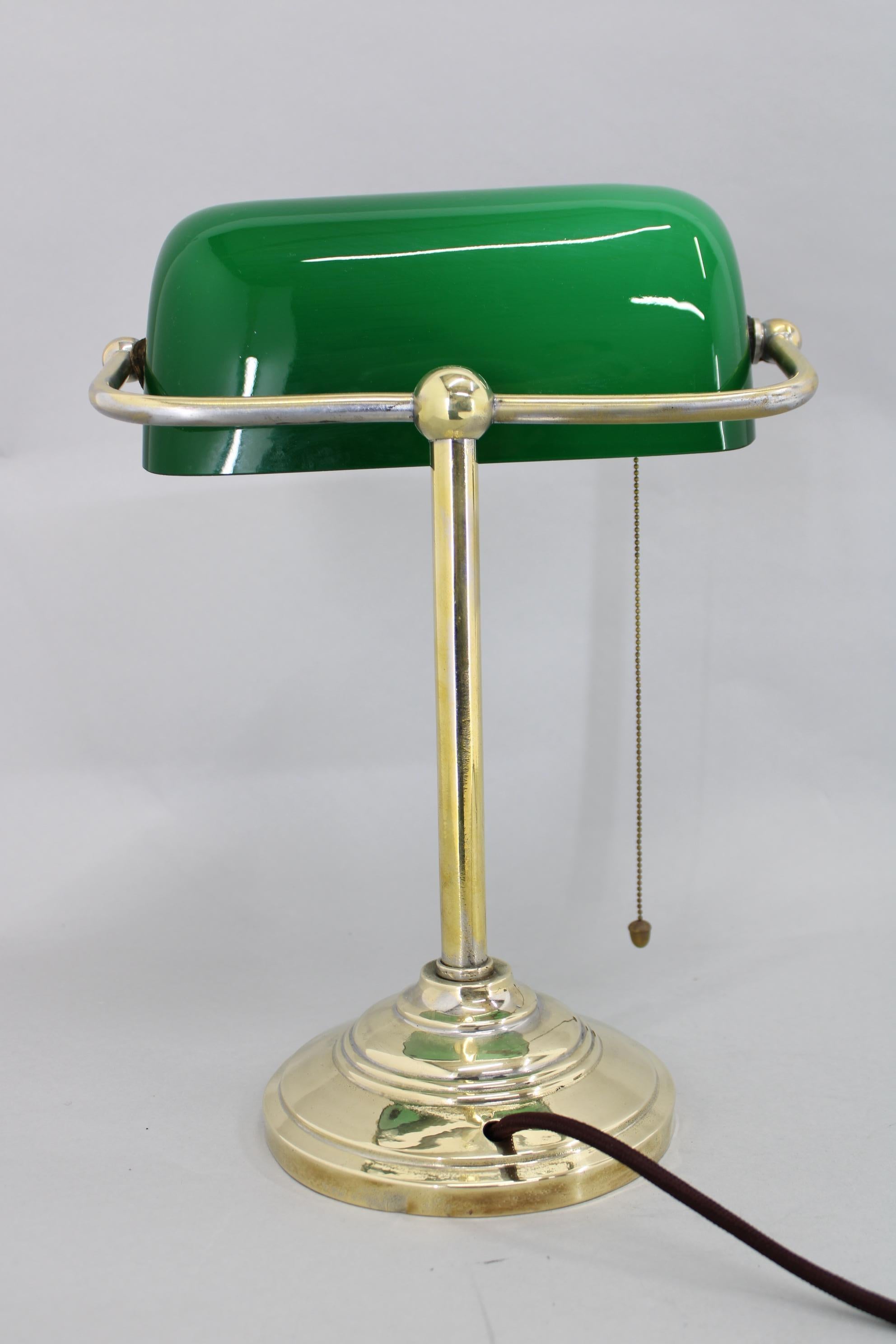 1930er Jahre Art Deco Messing  Banker-Tischlampe mit Glasschirm, Tschechoslowakei  (Metall) im Angebot