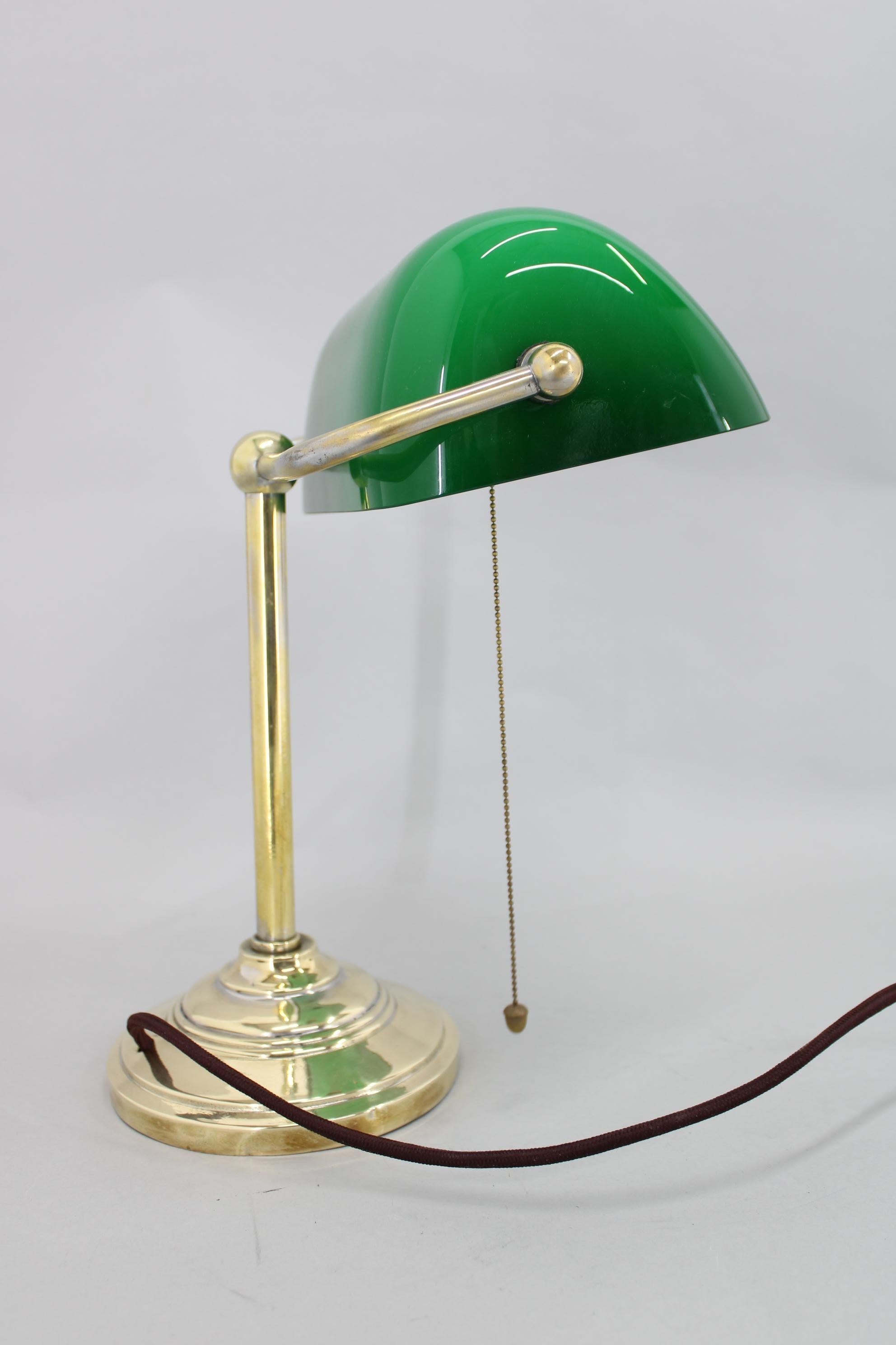 1930s Art Deco Brass  Lampe de bureau de banquier avec abat-jour en verre, Tchécoslovaquie  en vente 1