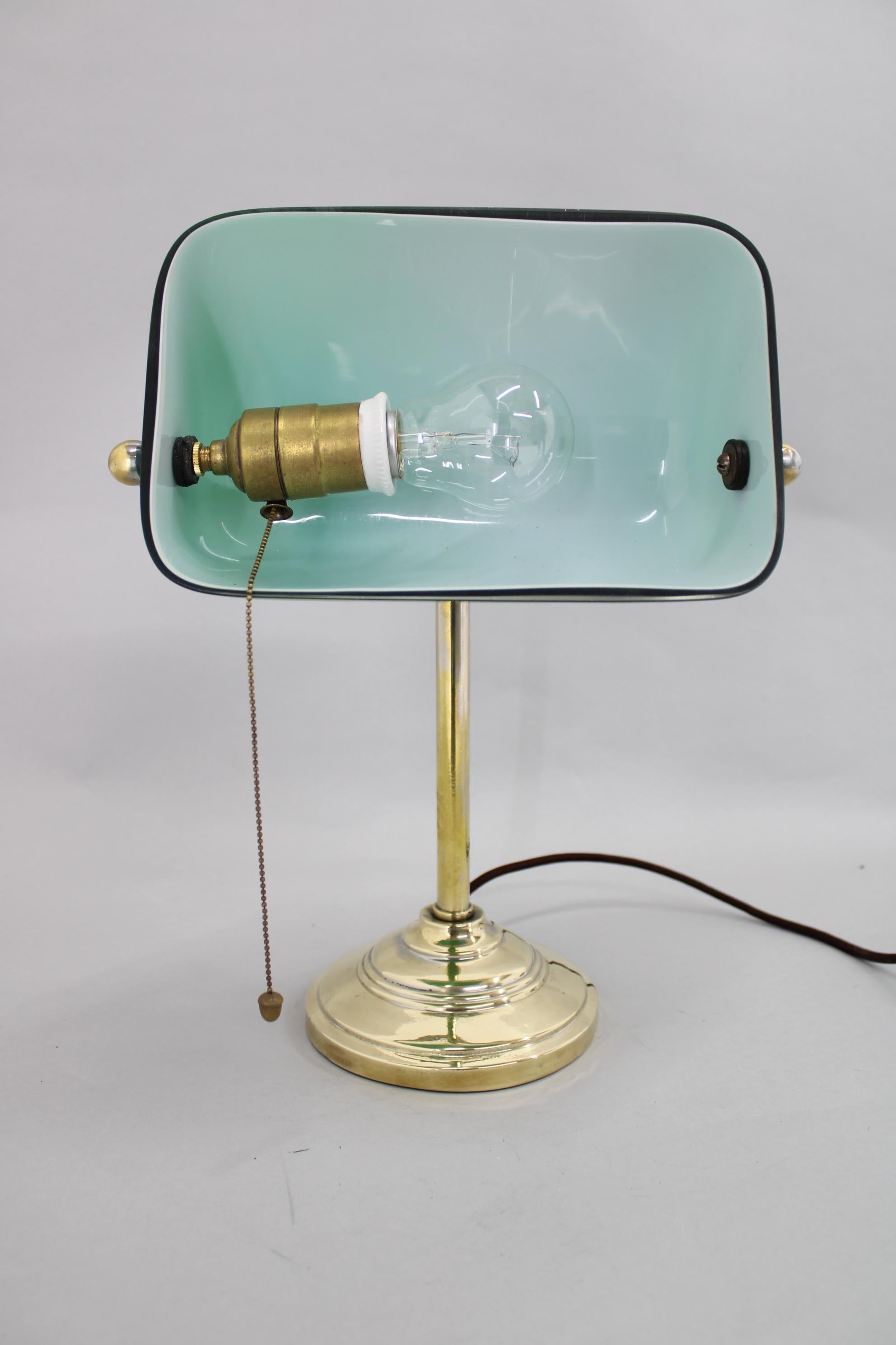 1930s Art Deco Brass  Lampe de bureau de banquier avec abat-jour en verre, Tchécoslovaquie  en vente 2