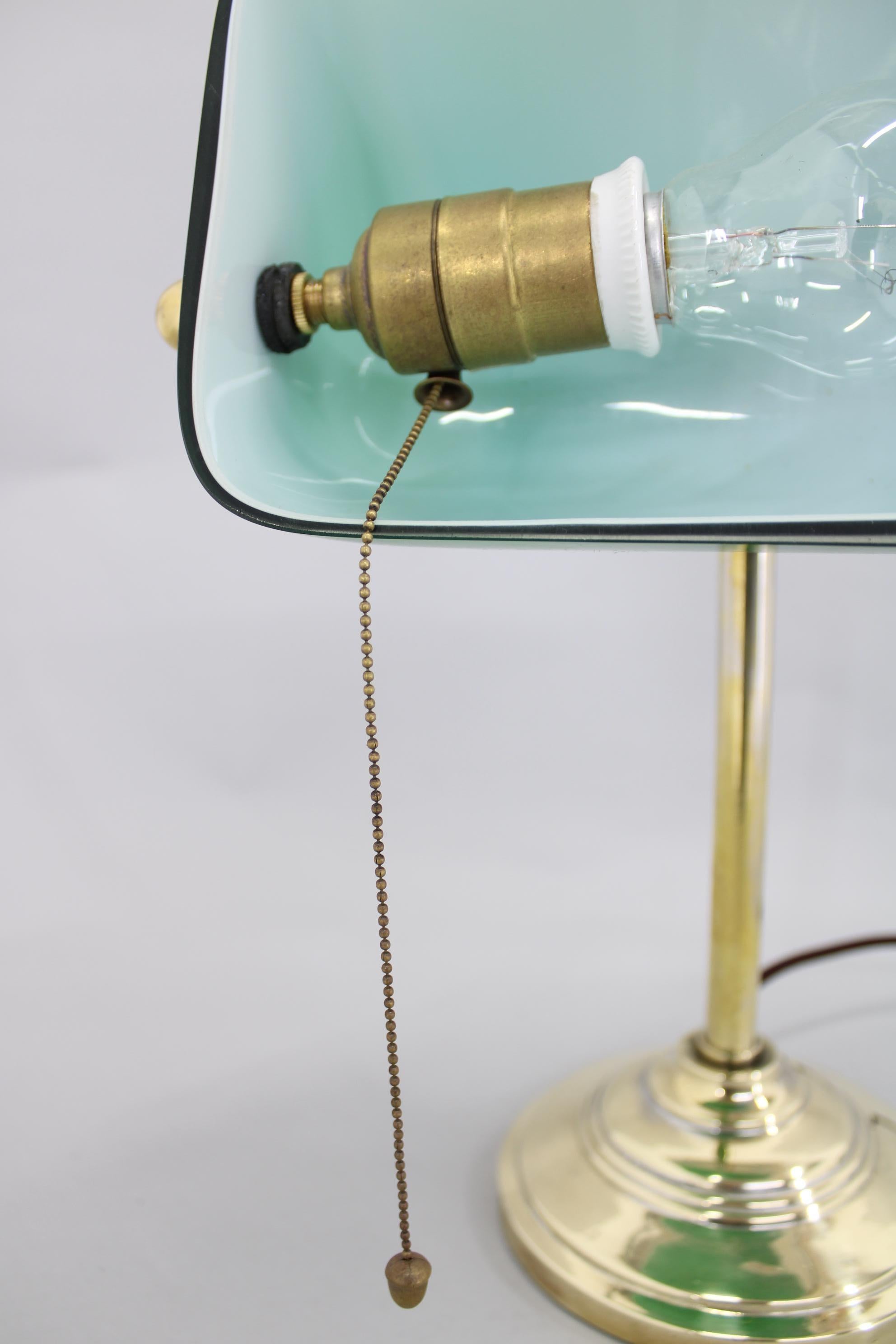 1930s Art Deco Brass  Lampe de bureau de banquier avec abat-jour en verre, Tchécoslovaquie  en vente 3
