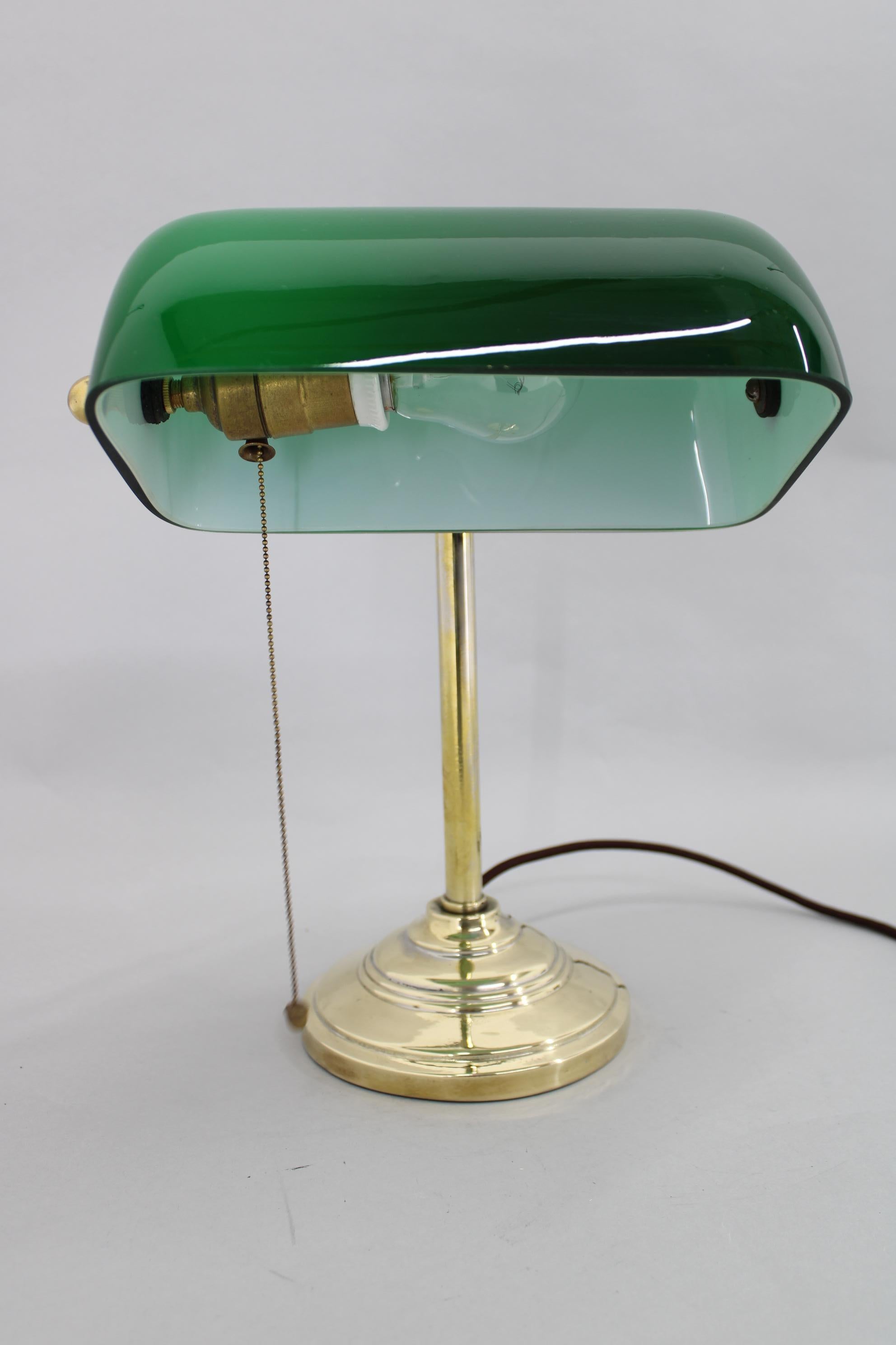 1930s Art Deco Brass  Lampe de bureau de banquier avec abat-jour en verre, Tchécoslovaquie  en vente 4
