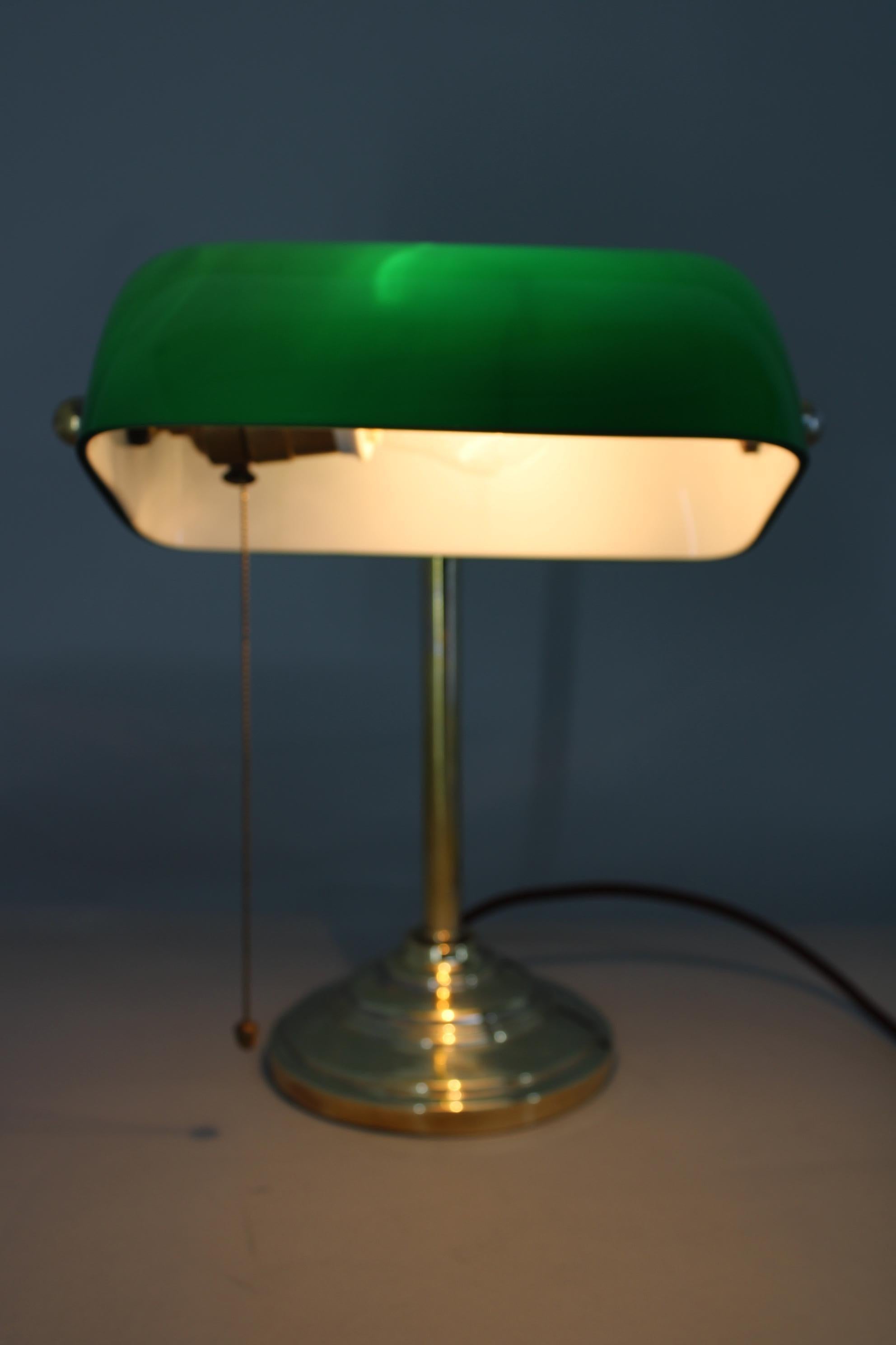 1930er Jahre Art Deco Messing  Banker-Tischlampe mit Glasschirm, Tschechoslowakei  im Angebot 5