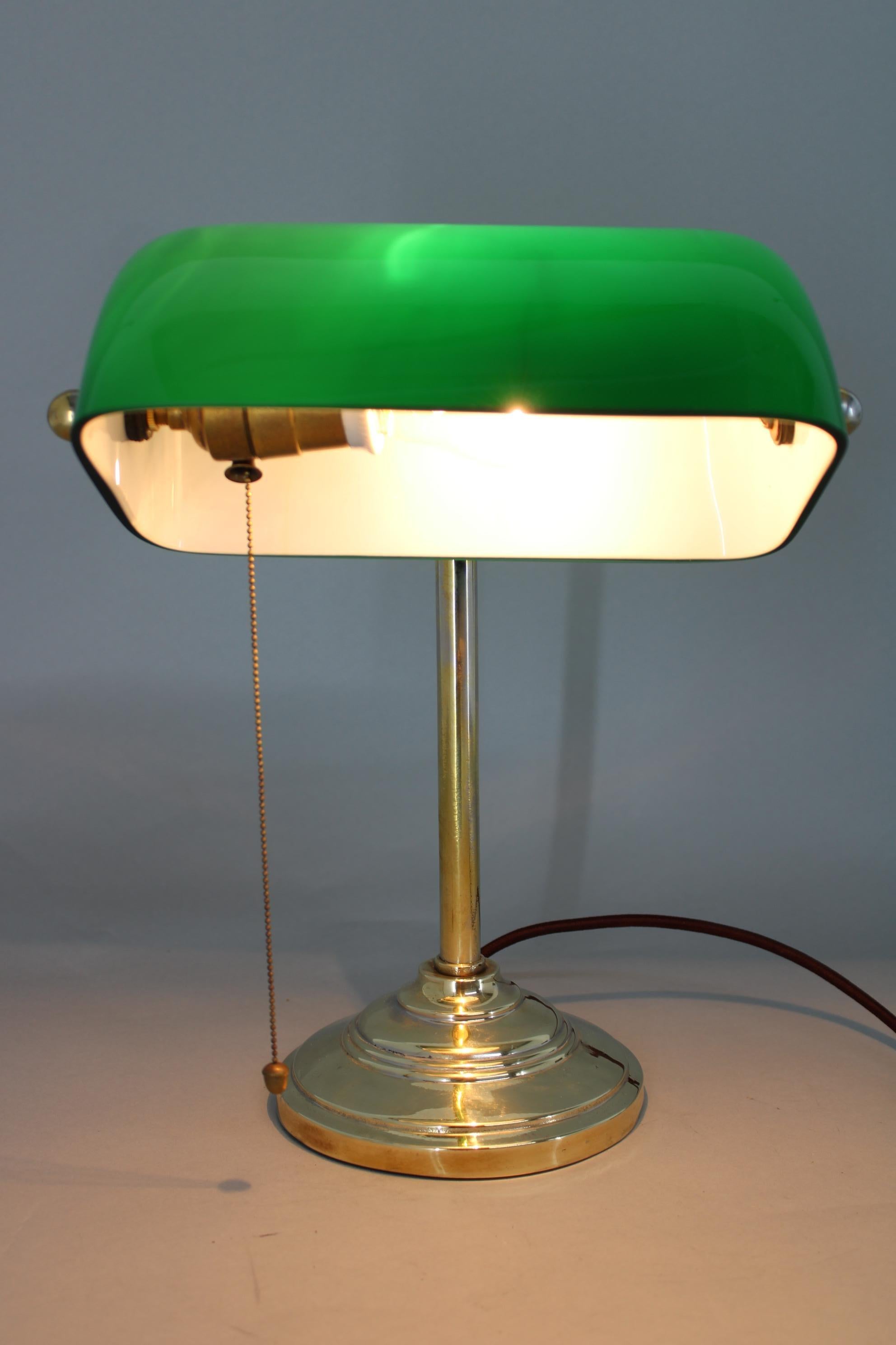 1930er Jahre Art Deco Messing  Banker-Tischlampe mit Glasschirm, Tschechoslowakei  im Angebot 6