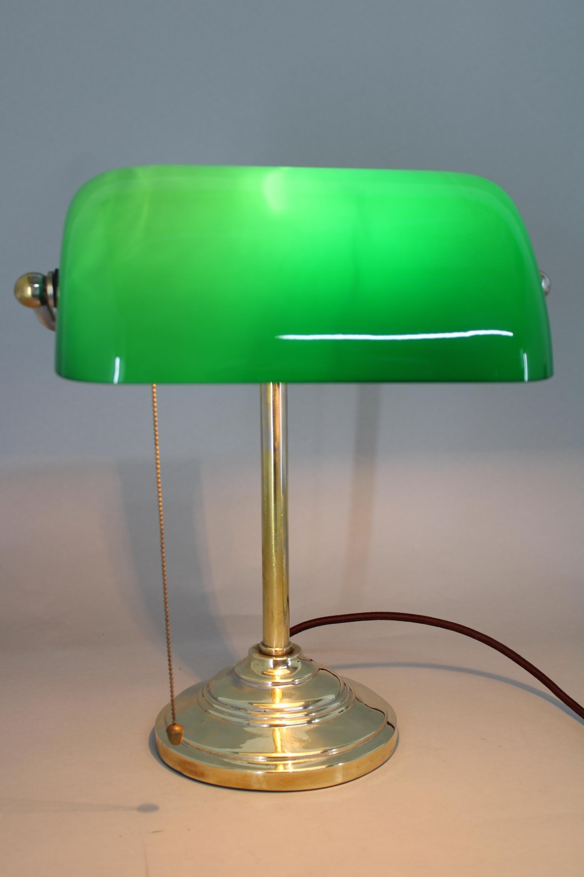 1930er Jahre Art Deco Messing  Banker-Tischlampe mit Glasschirm, Tschechoslowakei  im Angebot 7