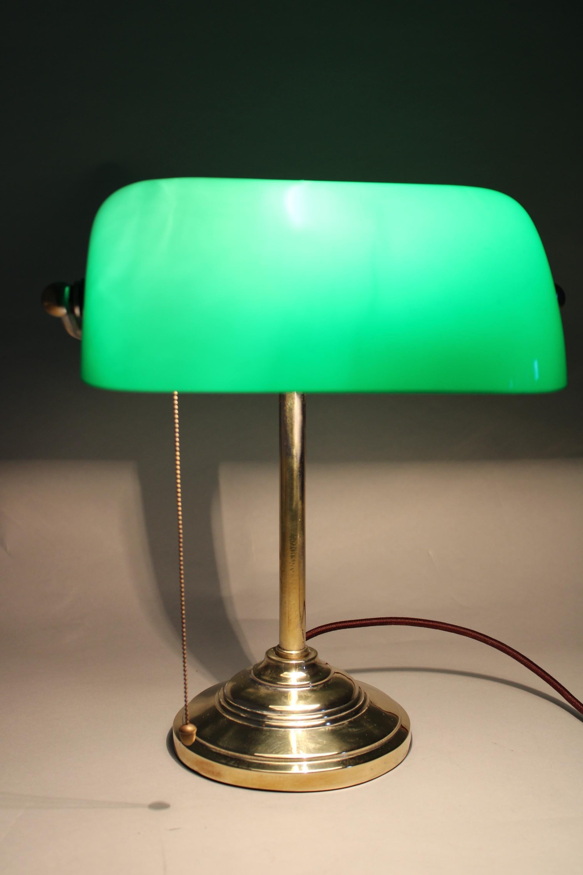 1930er Jahre Art Deco Messing  Banker-Tischlampe mit Glasschirm, Tschechoslowakei  im Angebot 8