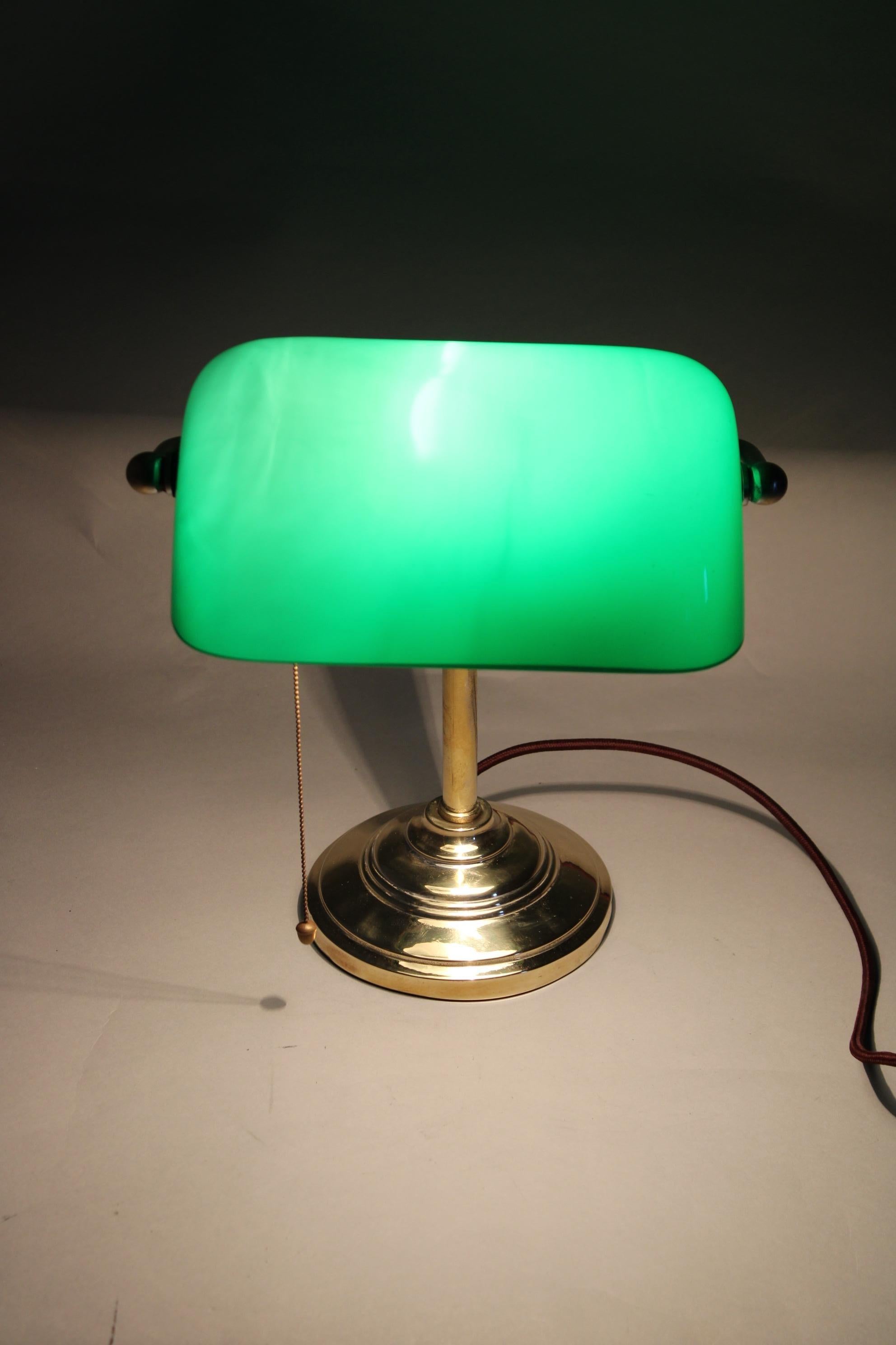 1930er Jahre Art Deco Messing  Banker-Tischlampe mit Glasschirm, Tschechoslowakei  im Angebot 9