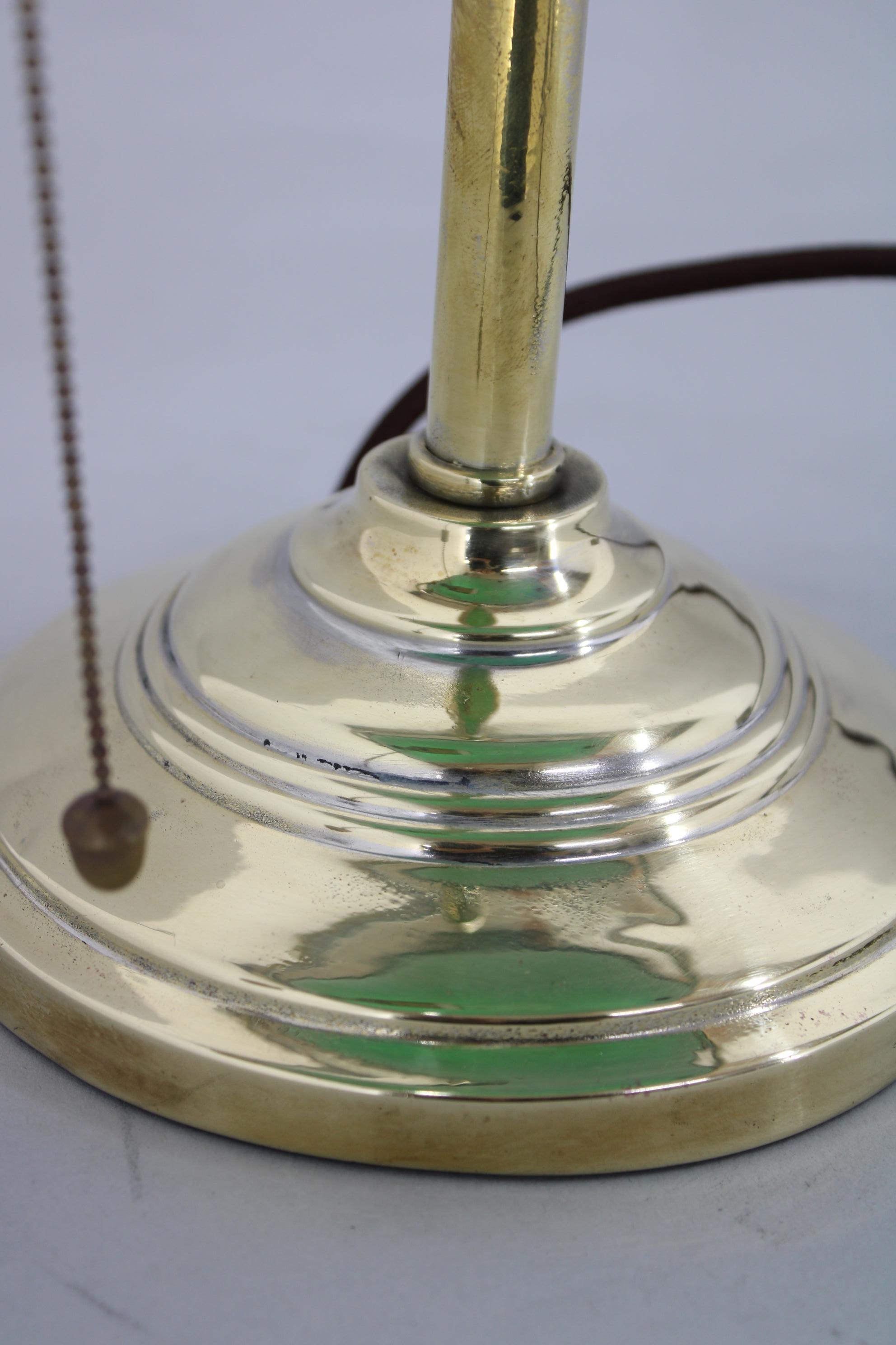 1930er Jahre Art Deco Messing  Banker-Tischlampe mit Glasschirm, Tschechoslowakei  im Angebot 11