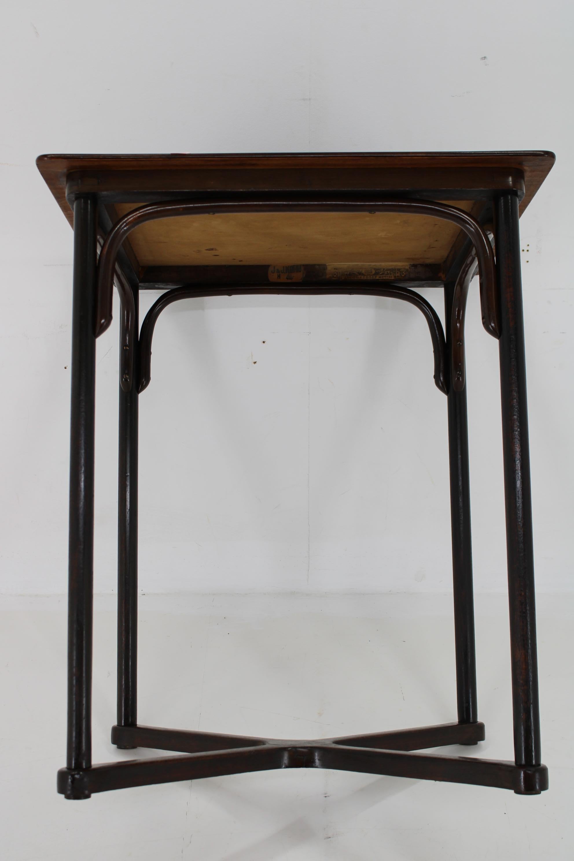 1910s Art Nouveau Beechwood Side Table by J & J Kohn, Austria  In Good Condition For Sale In Praha, CZ