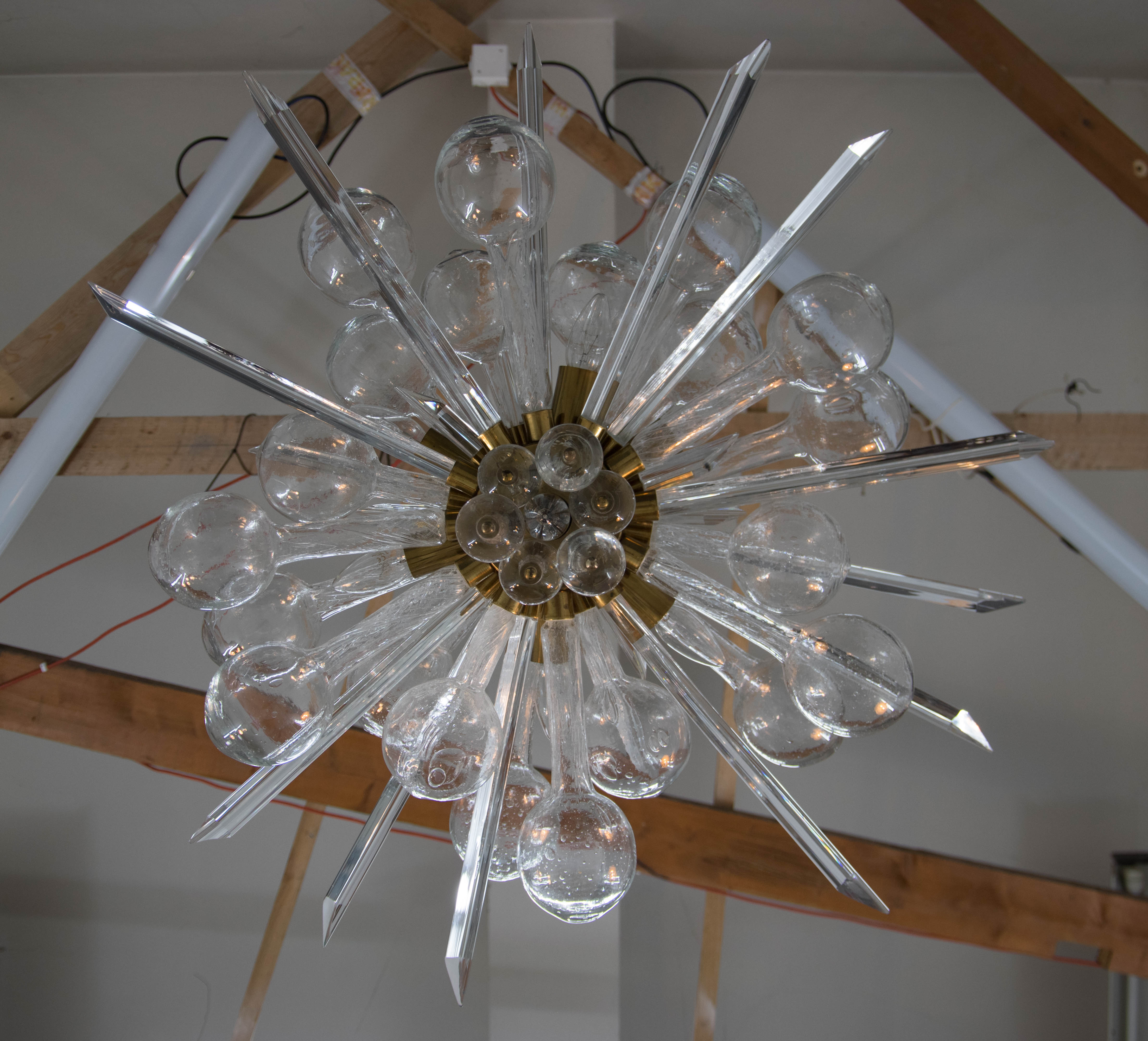 Lampadario di Rene Roubicek realizzato negli anni '60-'70 nella Novy Bor Glassworks in Cecoslovacchia. Ogni lampadario di questa edizione limitata è unico grazie alla combinazione di globi di vetro soffiato a mano e aste di vetro. 

Rene Roubicek