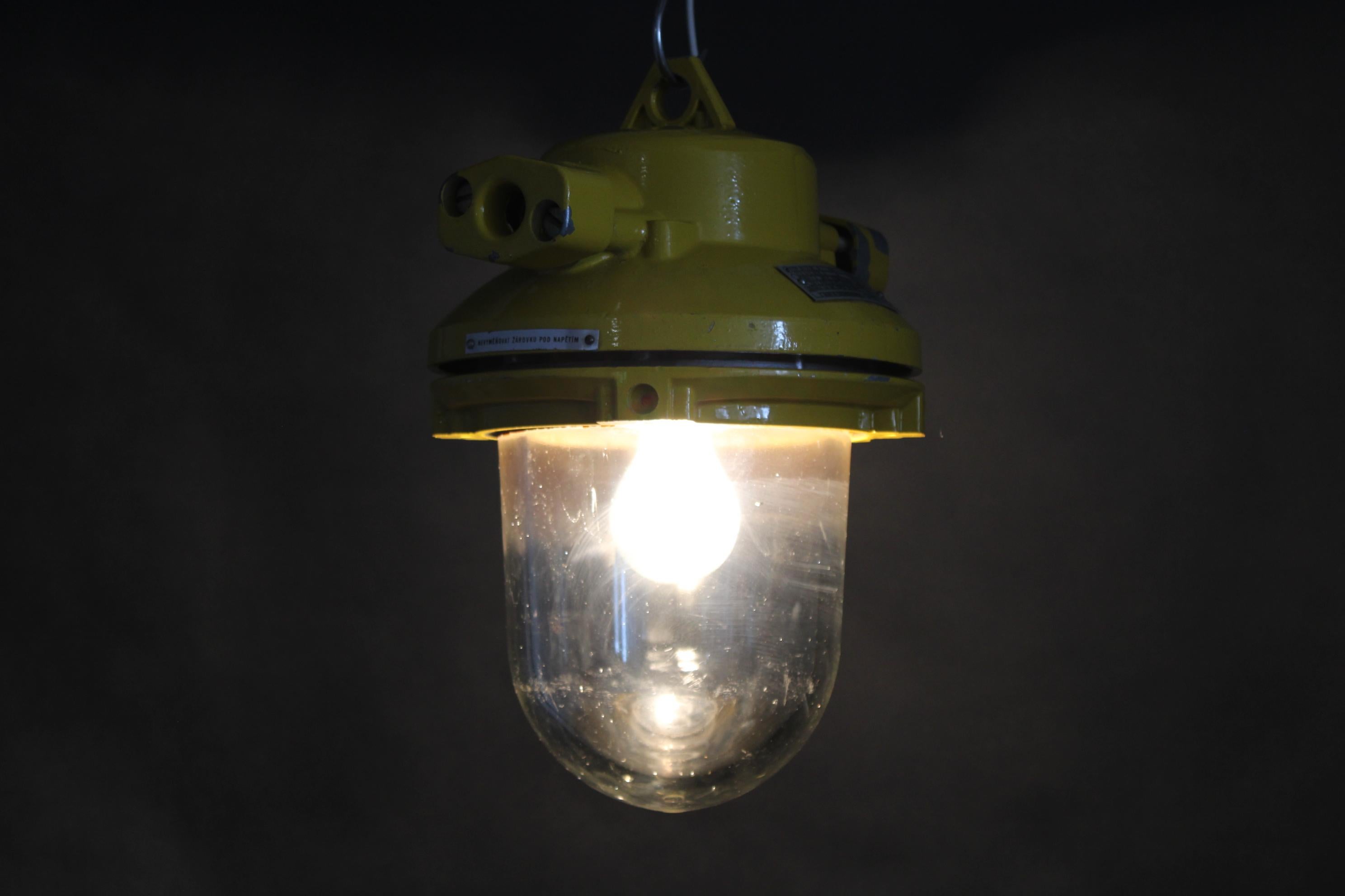 Lámpara industrial de cristal de los años 70, Checoslovaquia en venta 4