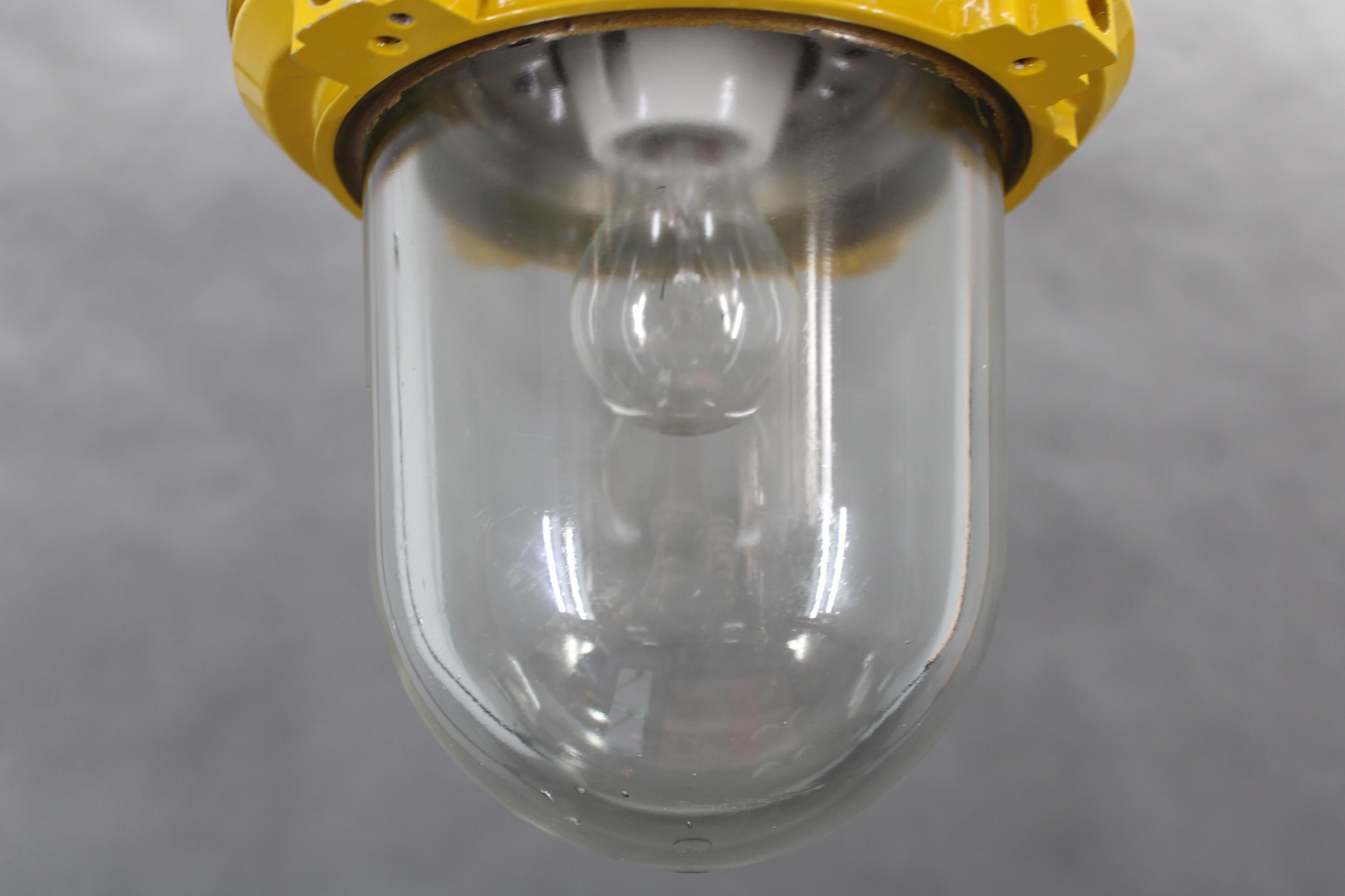 Lámpara industrial de cristal de los años 70, Checoslovaquia en venta 2