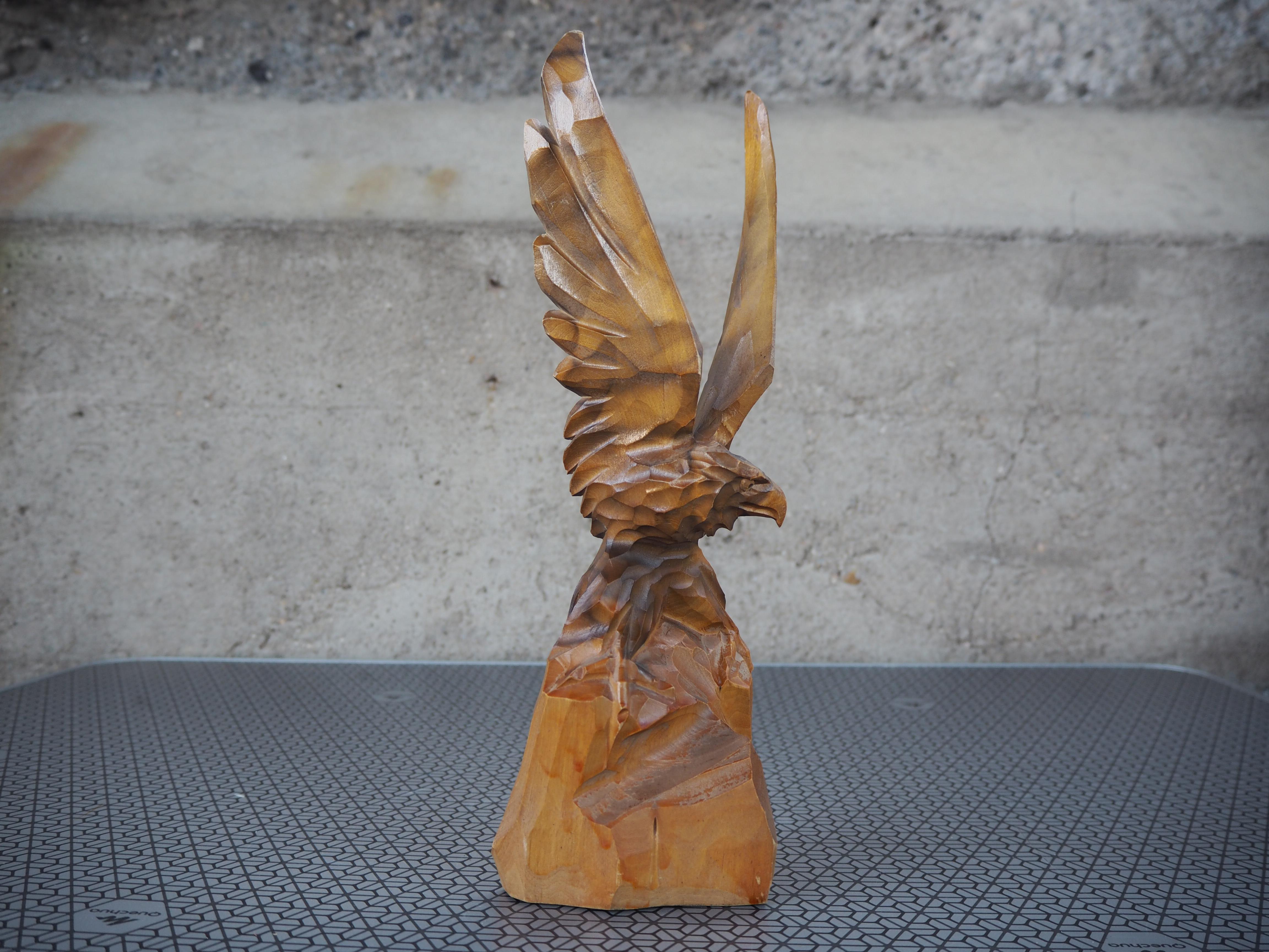 Statue d'aigle vintage, figure en Wood, 1970 en vente 1