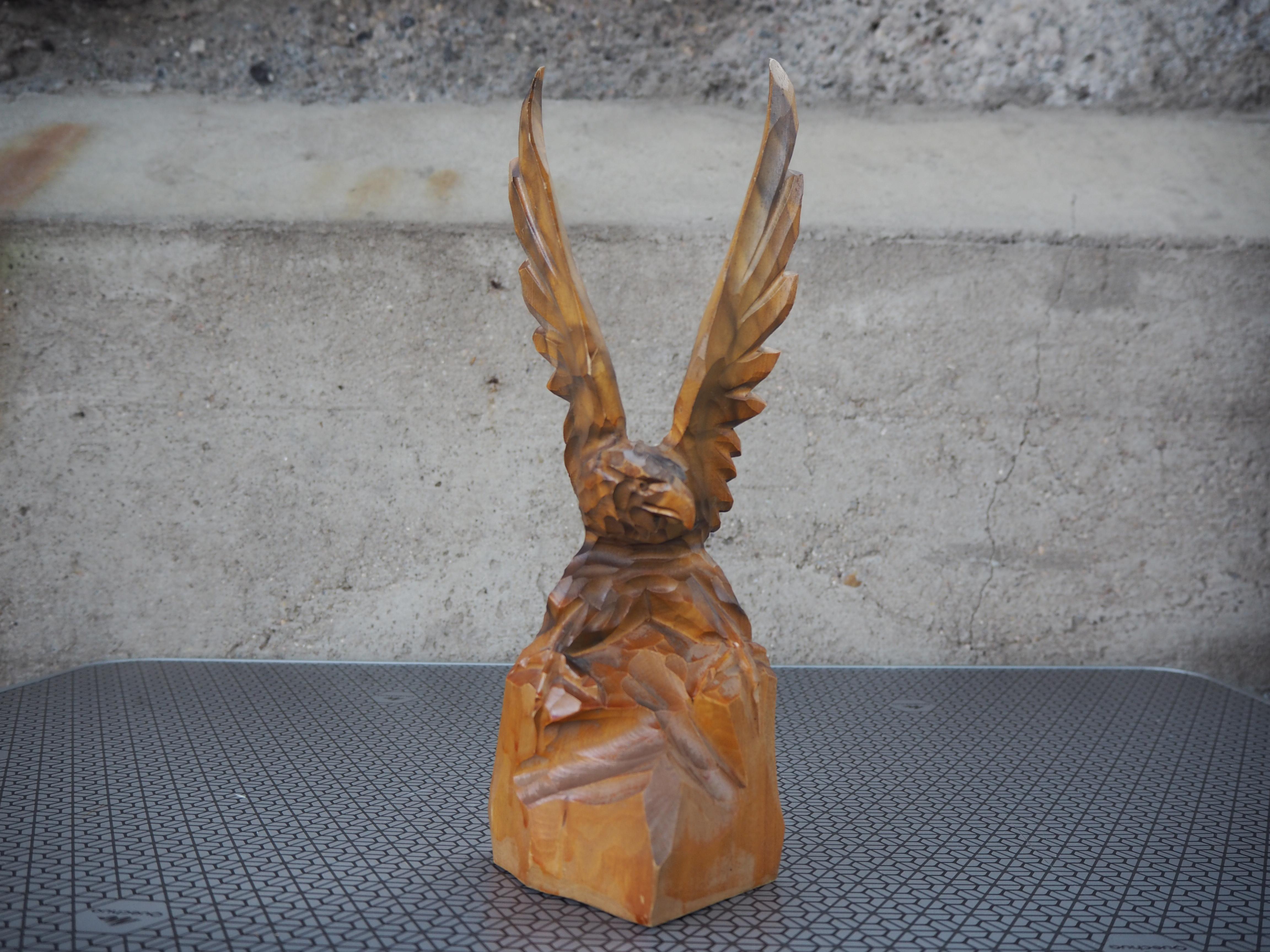 Statue d'aigle vintage, figure en Wood, 1970 en vente 2