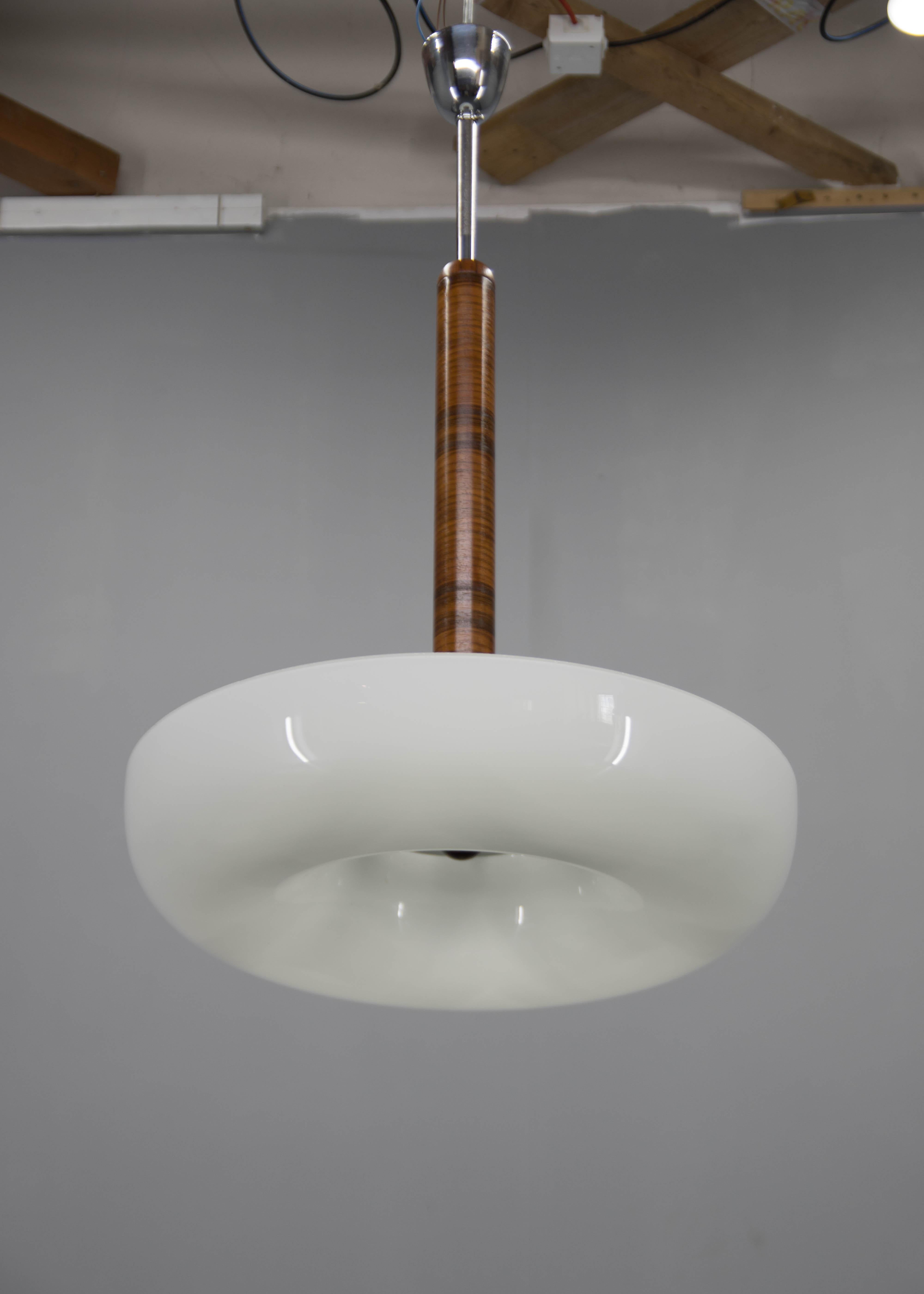 Rarissimo lampadario funzionalista / Bauhaus disegnato da Jindrich Halabala per Up Zavody. Realizzato in vetro opalino, cromo, acciaio e impiallacciatura di noce. 
Vetro in perfette condizioni.
L'articolo è stato restaurato, ricablato - 2 circuiti