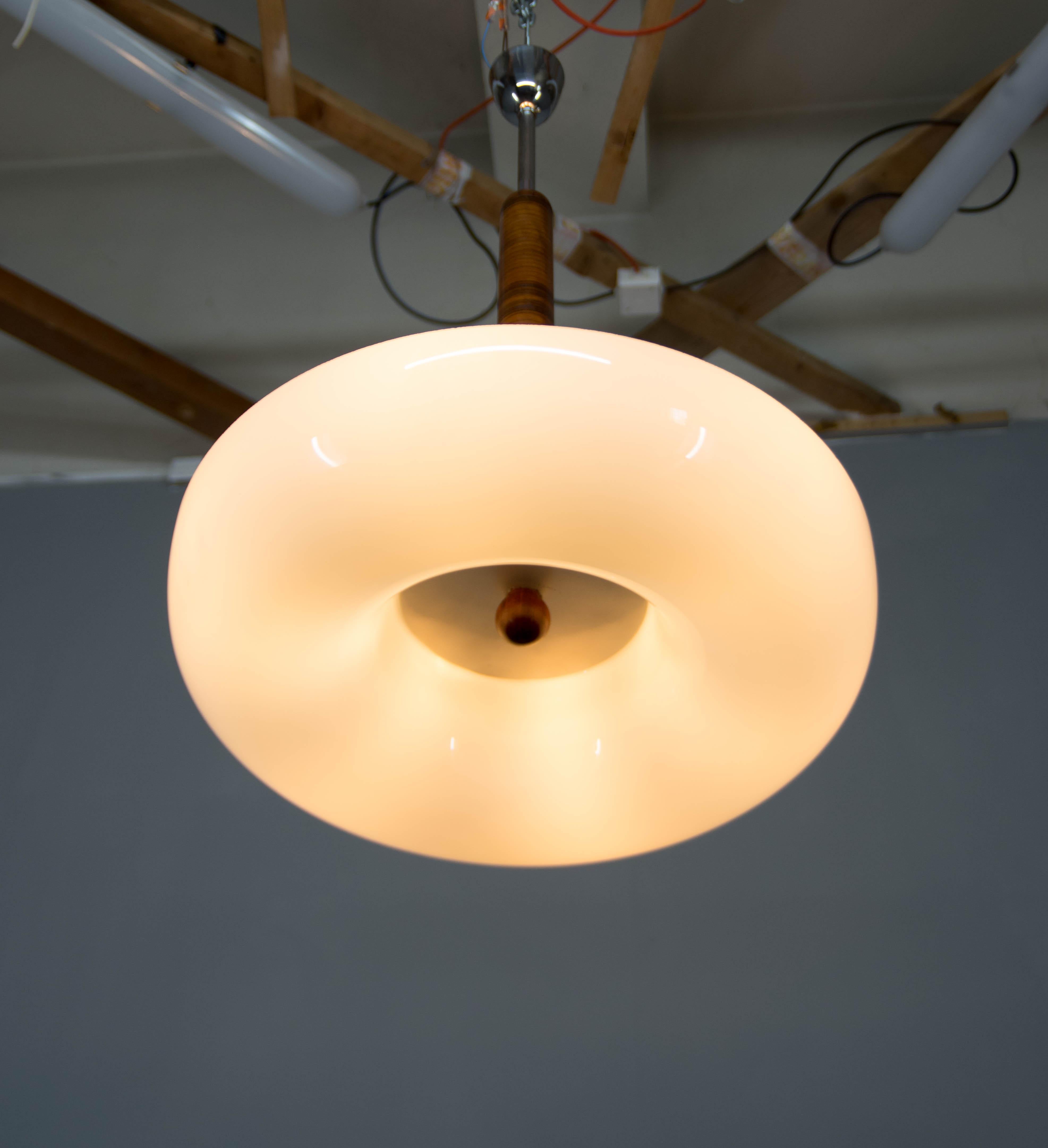 Raro lampadario funzionalista realizzato da Up & Up Zavody nel 1930 in vendita 1