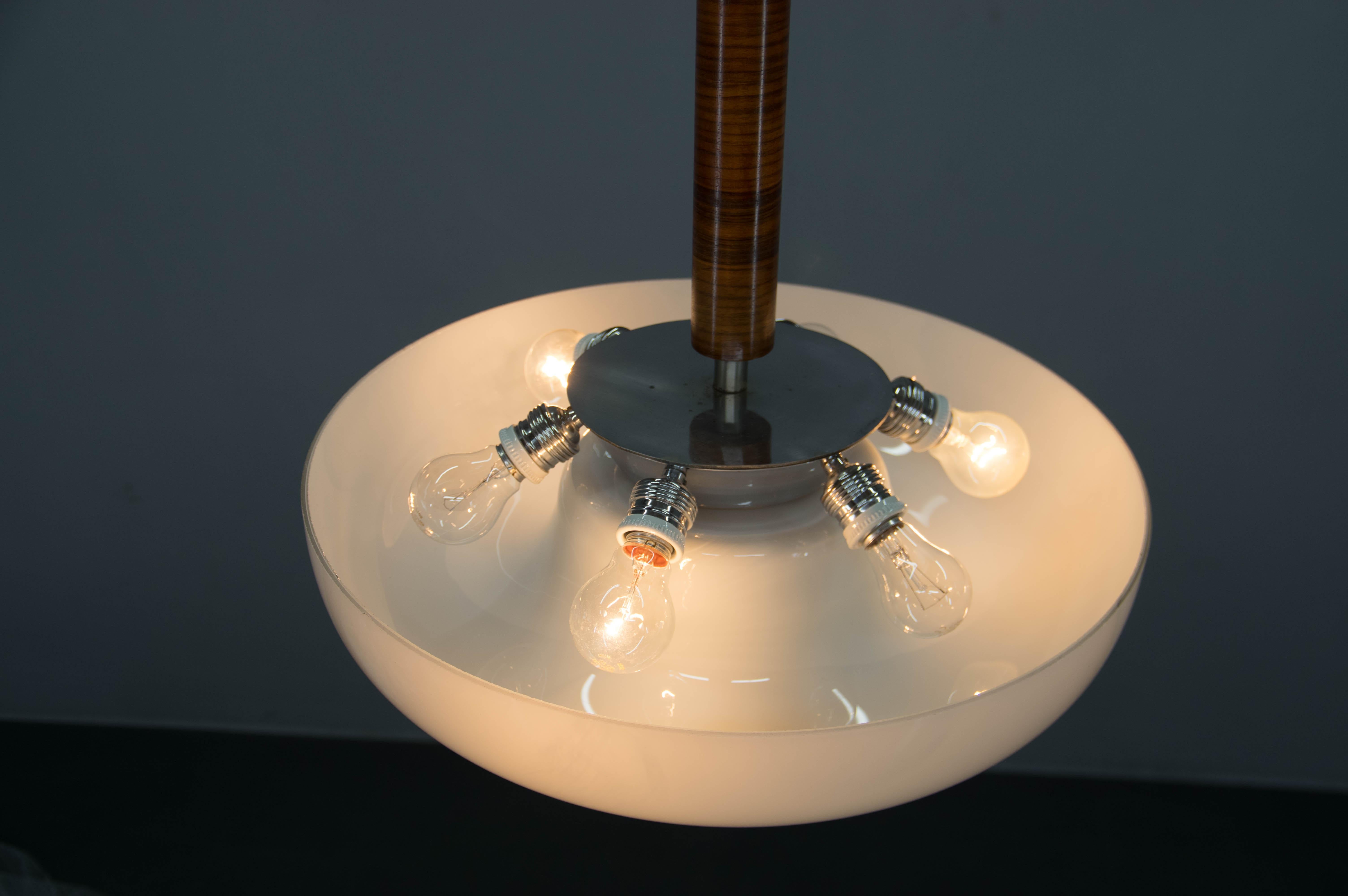 Raro lampadario funzionalista realizzato da Up & Up Zavody nel 1930 in vendita 2