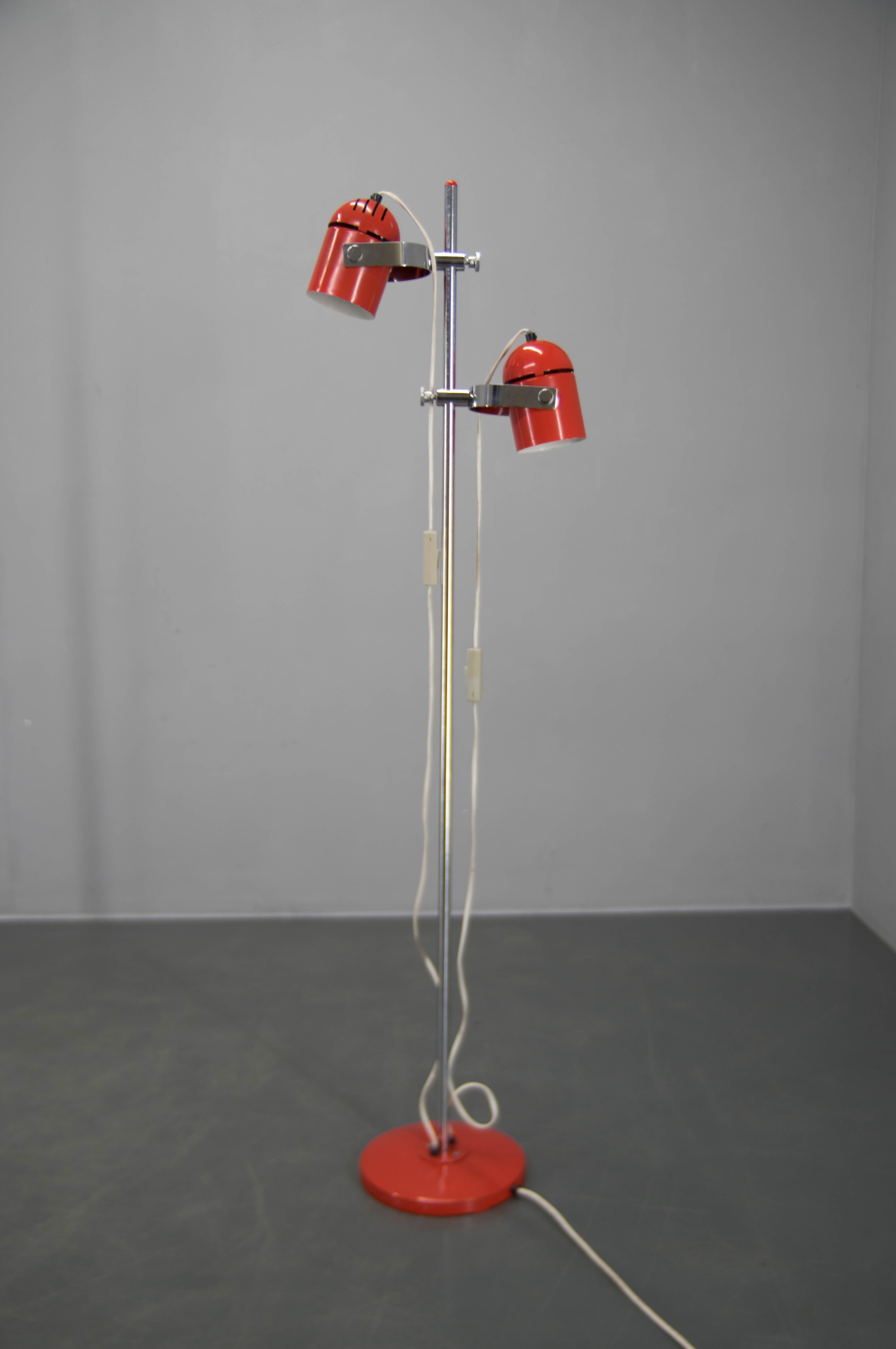Lampadaire rouge de la collection Combi Lux, conçu par Stanislav Indra dans les années 1970, fabriqué par Lidokov Boskovice, barre centrale chromée avec deux spots indépendants, peut être déplacé et tourné en hauteur. Très bon état d'origine.
2x40W,