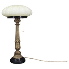 Lampada da tavolo in ottone restaurata degli anni '40 con base in legno e paralume in vetro