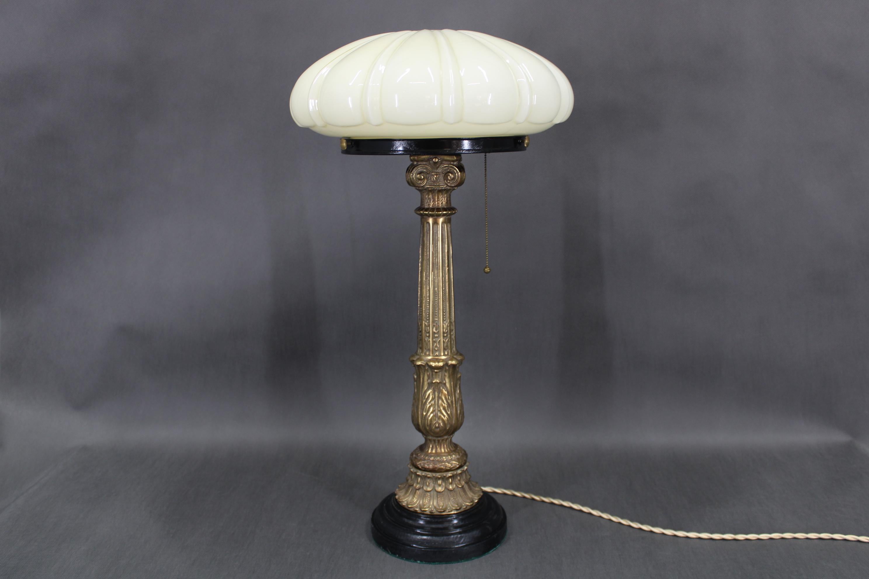 Mid-Century Modern Lampe de table en laiton restaurée des années 1940 avec base en bois et abat-jour en verre en vente