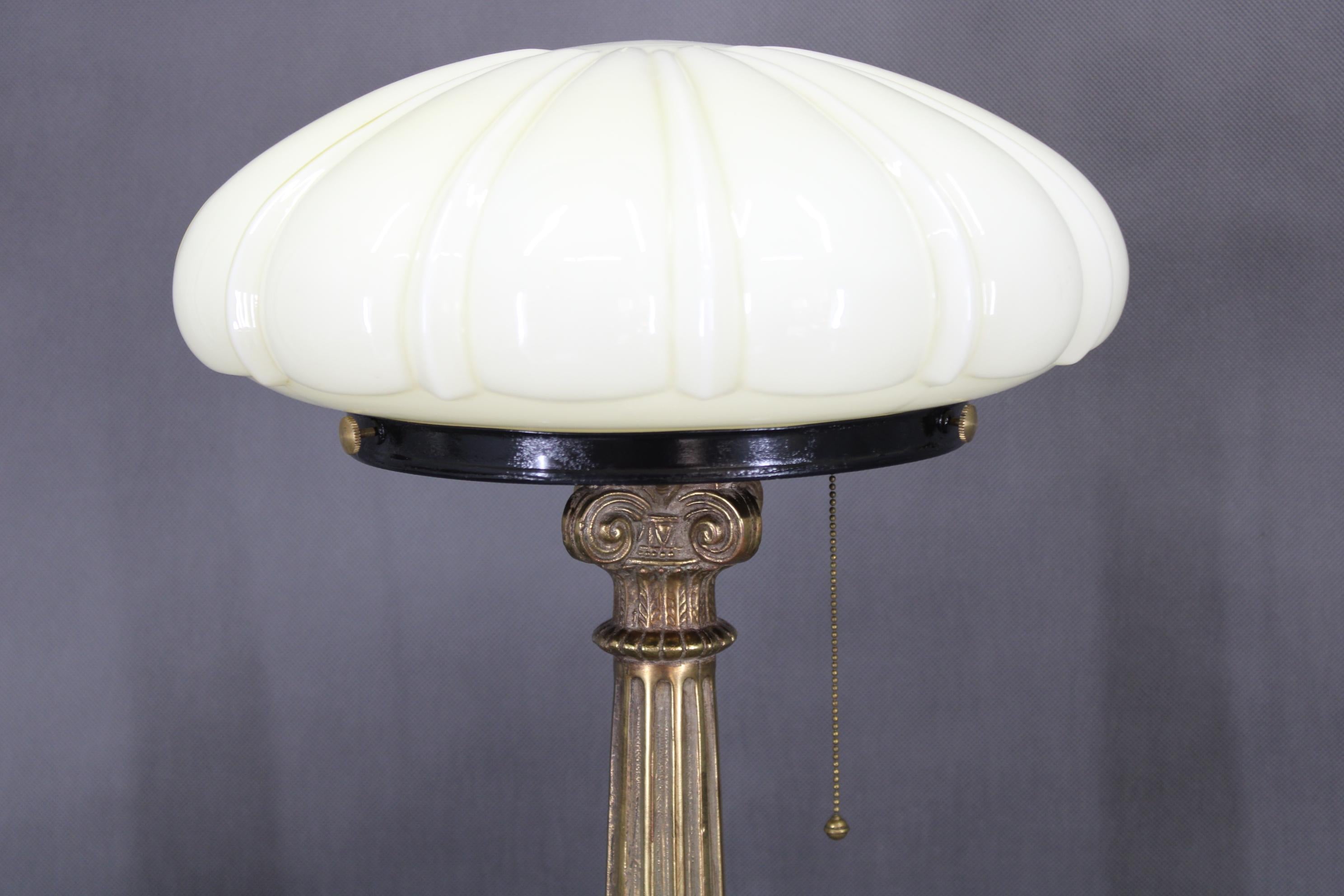 Européen Lampe de table en laiton restaurée des années 1940 avec base en bois et abat-jour en verre en vente