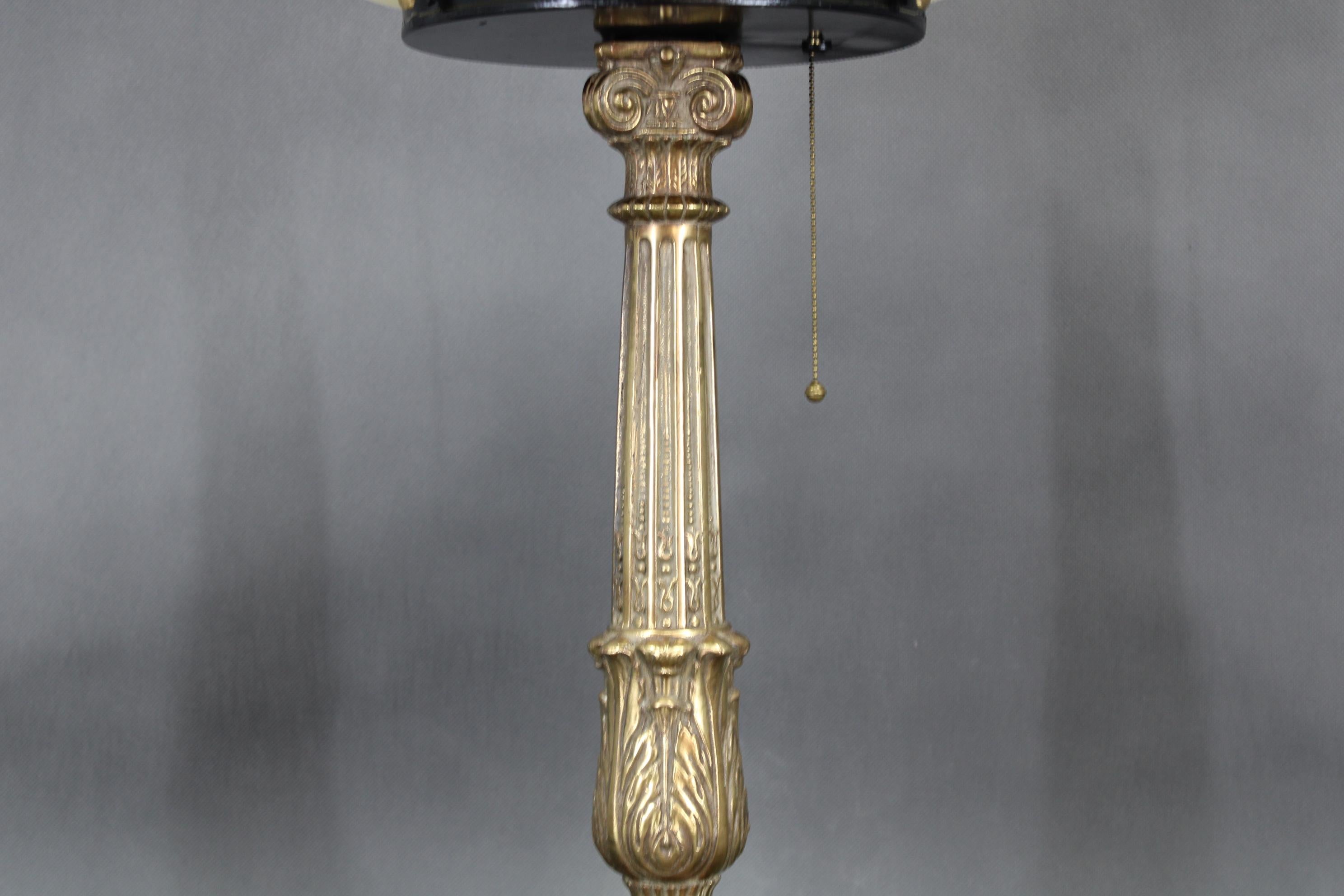 Lampe de table en laiton restaurée des années 1940 avec base en bois et abat-jour en verre Bon état - En vente à Praha, CZ